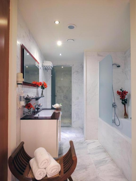 Double or Twin Room with Sea View - Photo 2