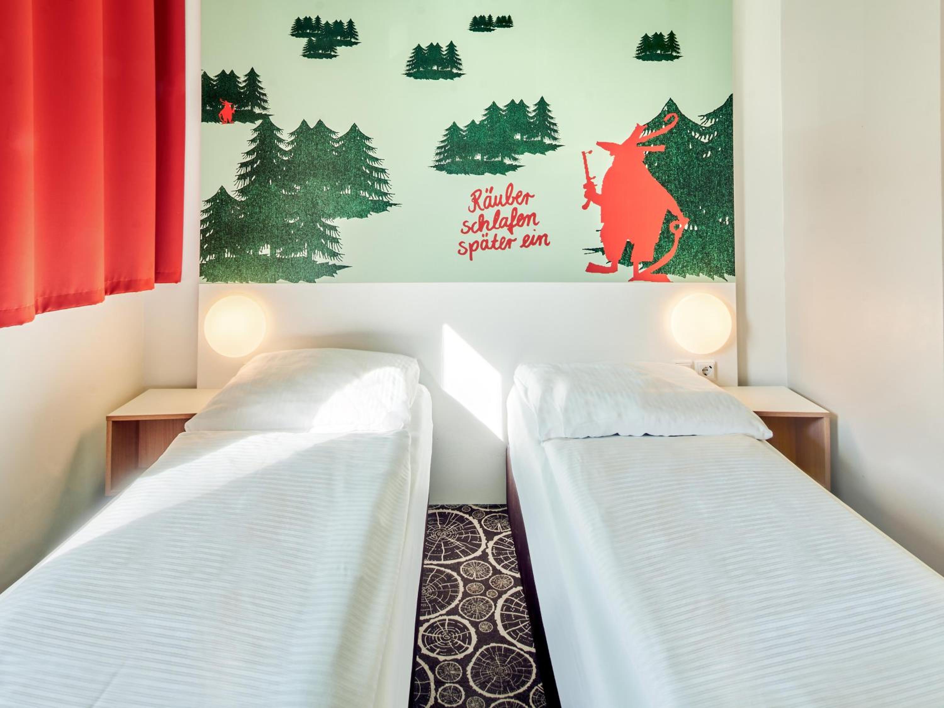 Twin Room thumbnail 5