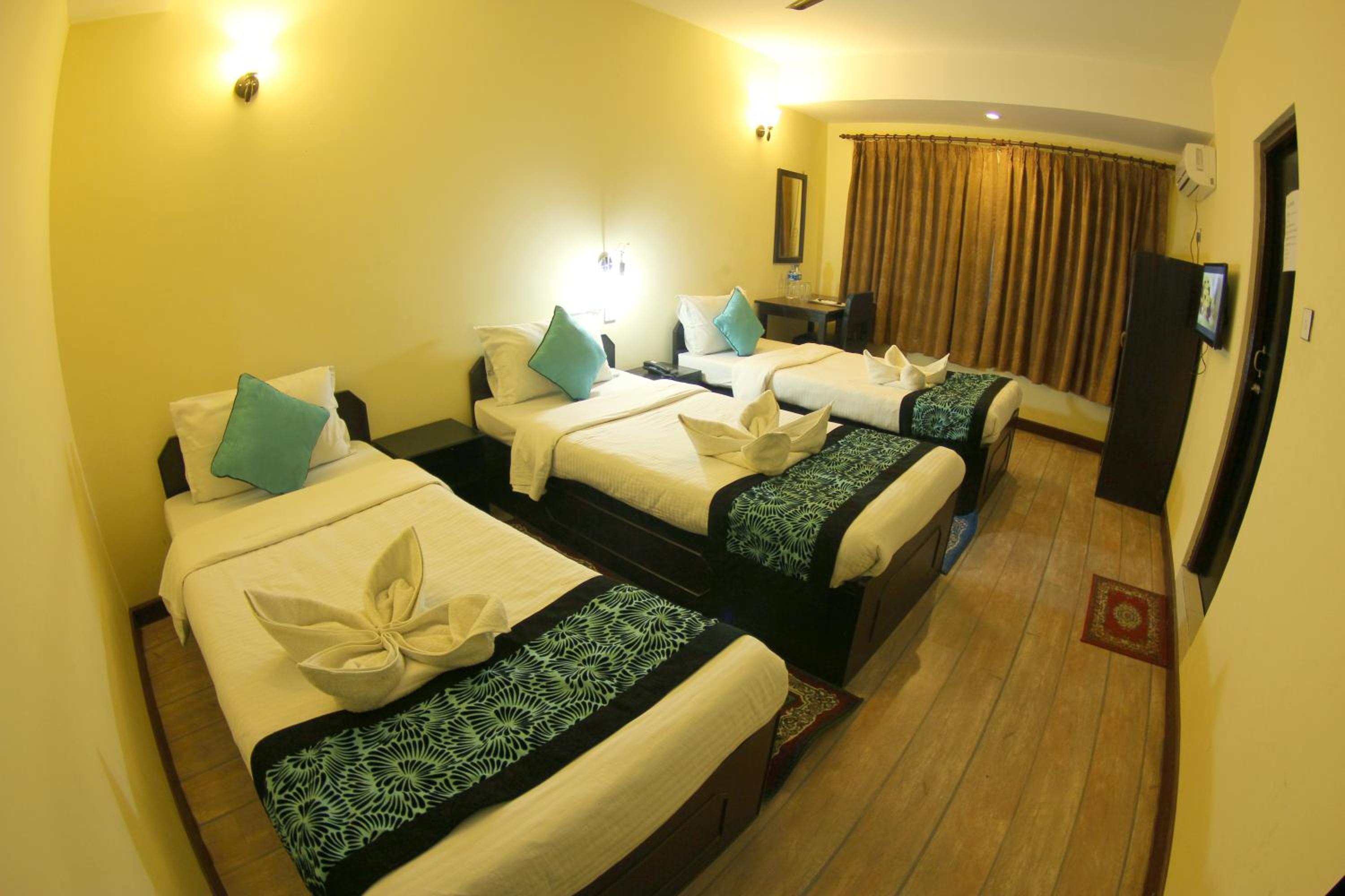 Deluxe Triple Room - Photo 12