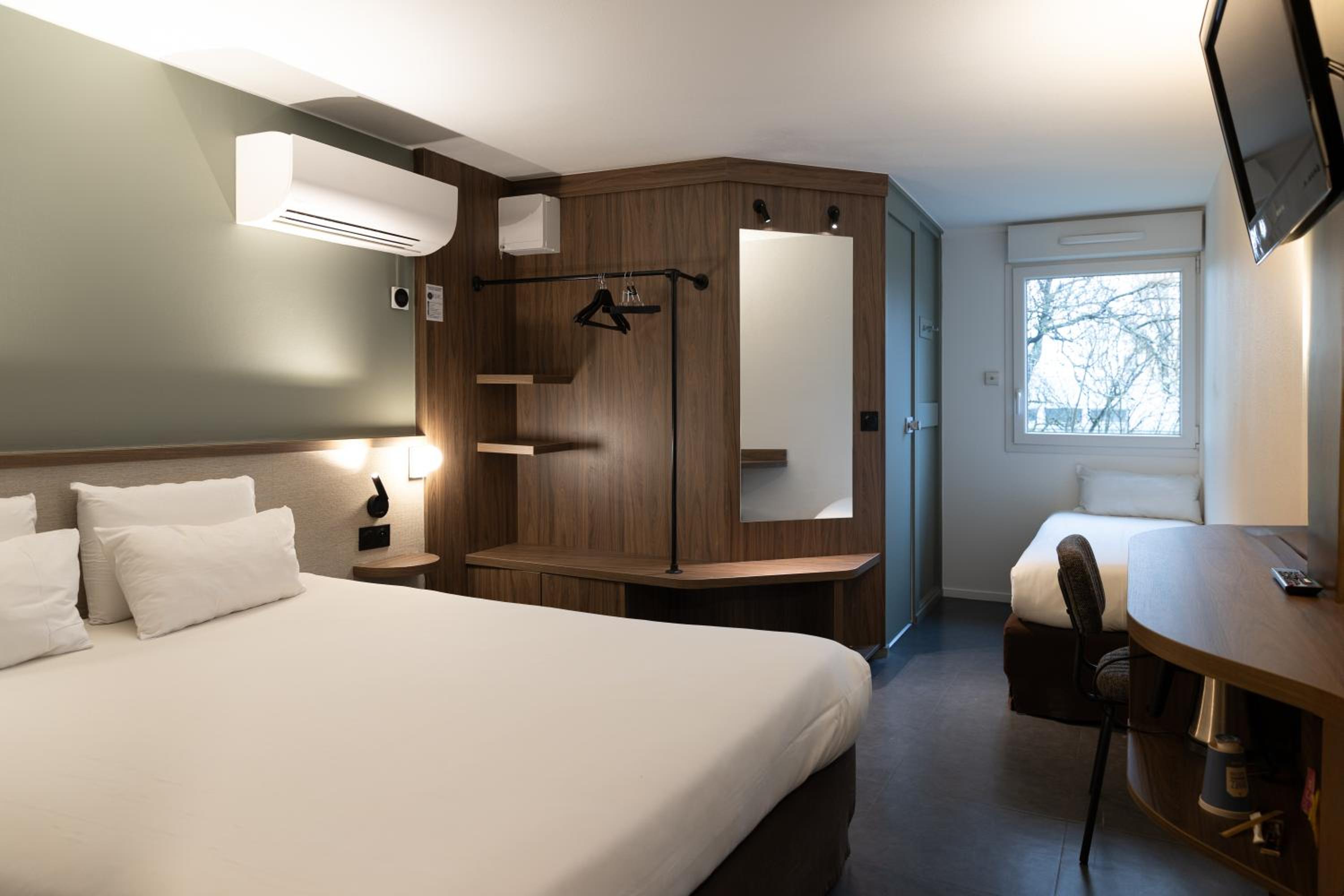 Triple Room (1 Double Bed + 1 Single Bed) - Photo 3