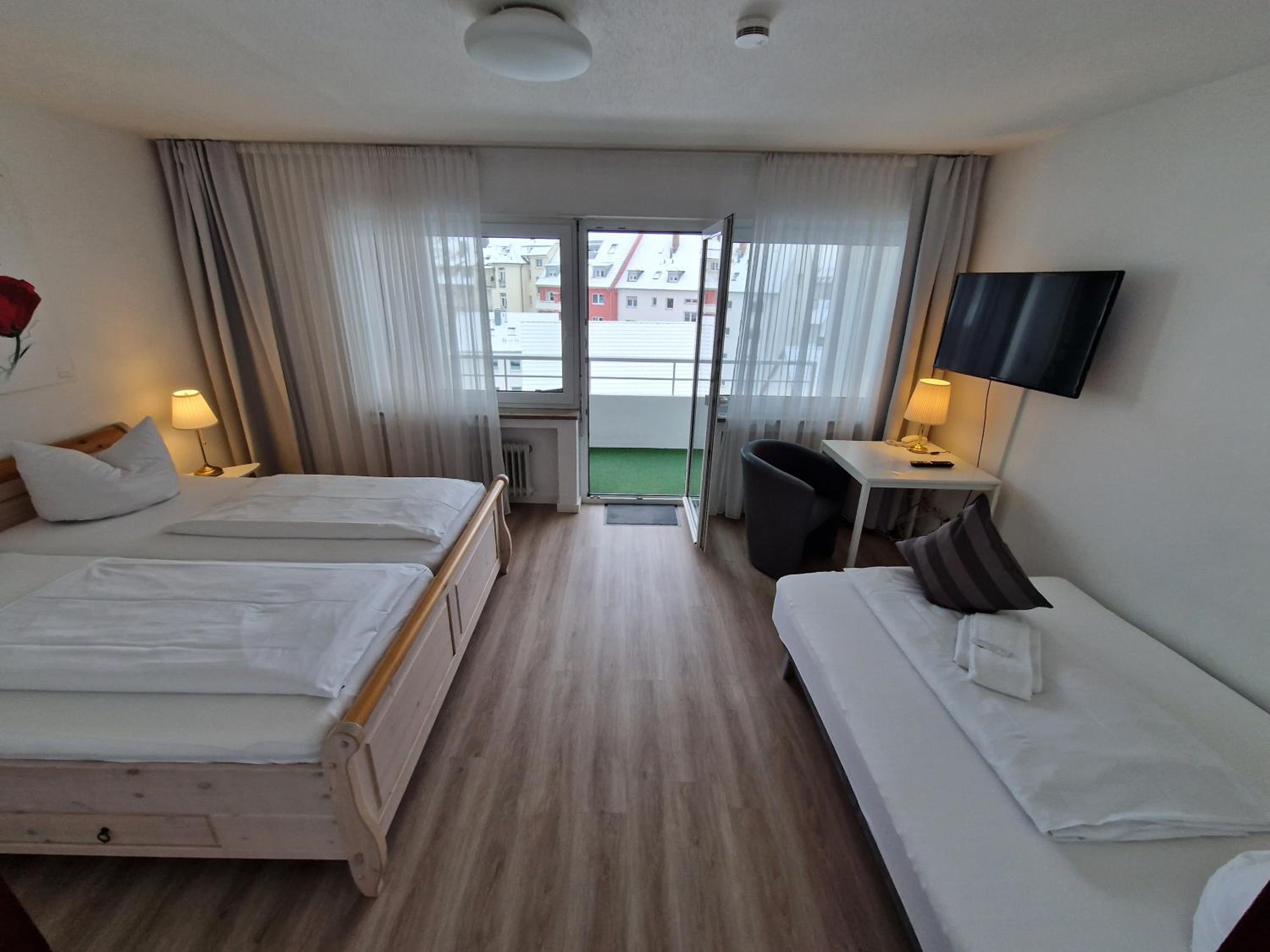 Double Room with Extra Bed and Balcony - Photo 10