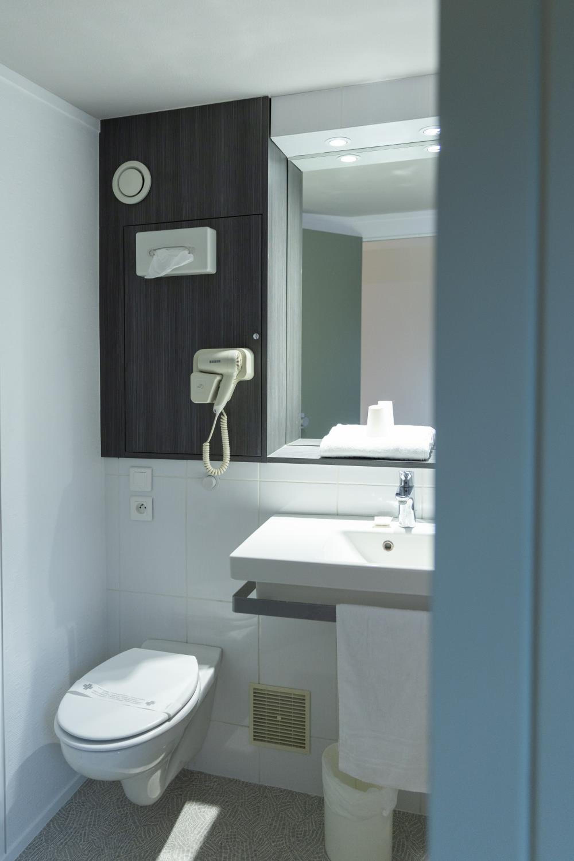 Triple Room (1 Double Bed + 1 Single Bed) - Photo 2