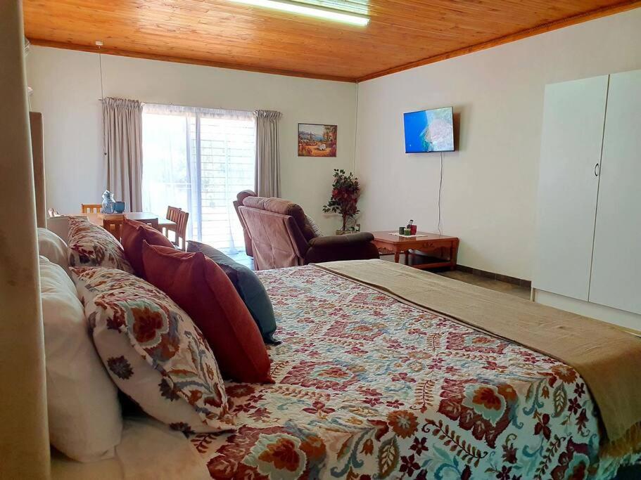 One-Bedroom Apartment photo 1