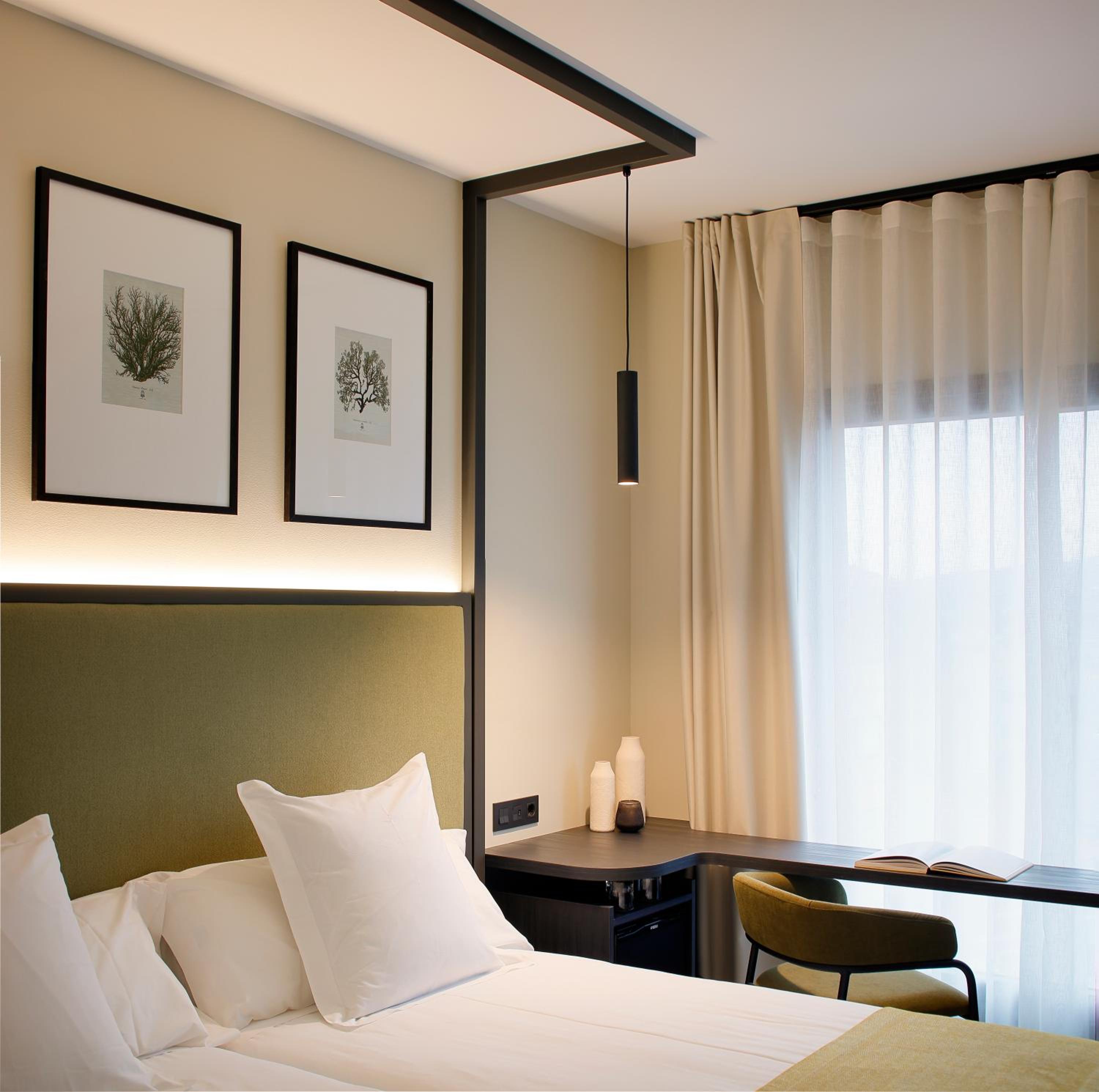 Twin Room with View - Photo 11