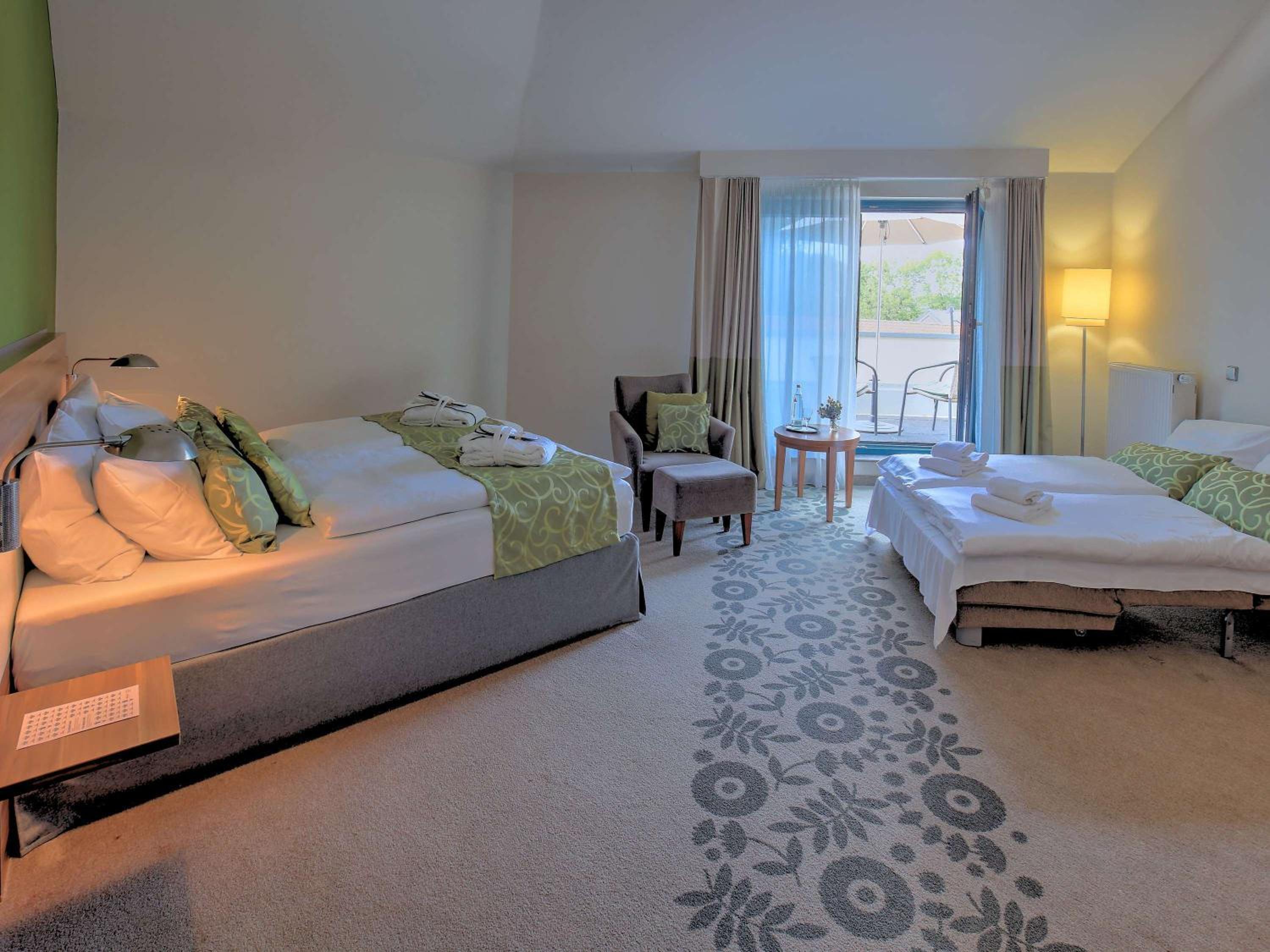 Privilege Queen Room with Balcony  - Photo 5