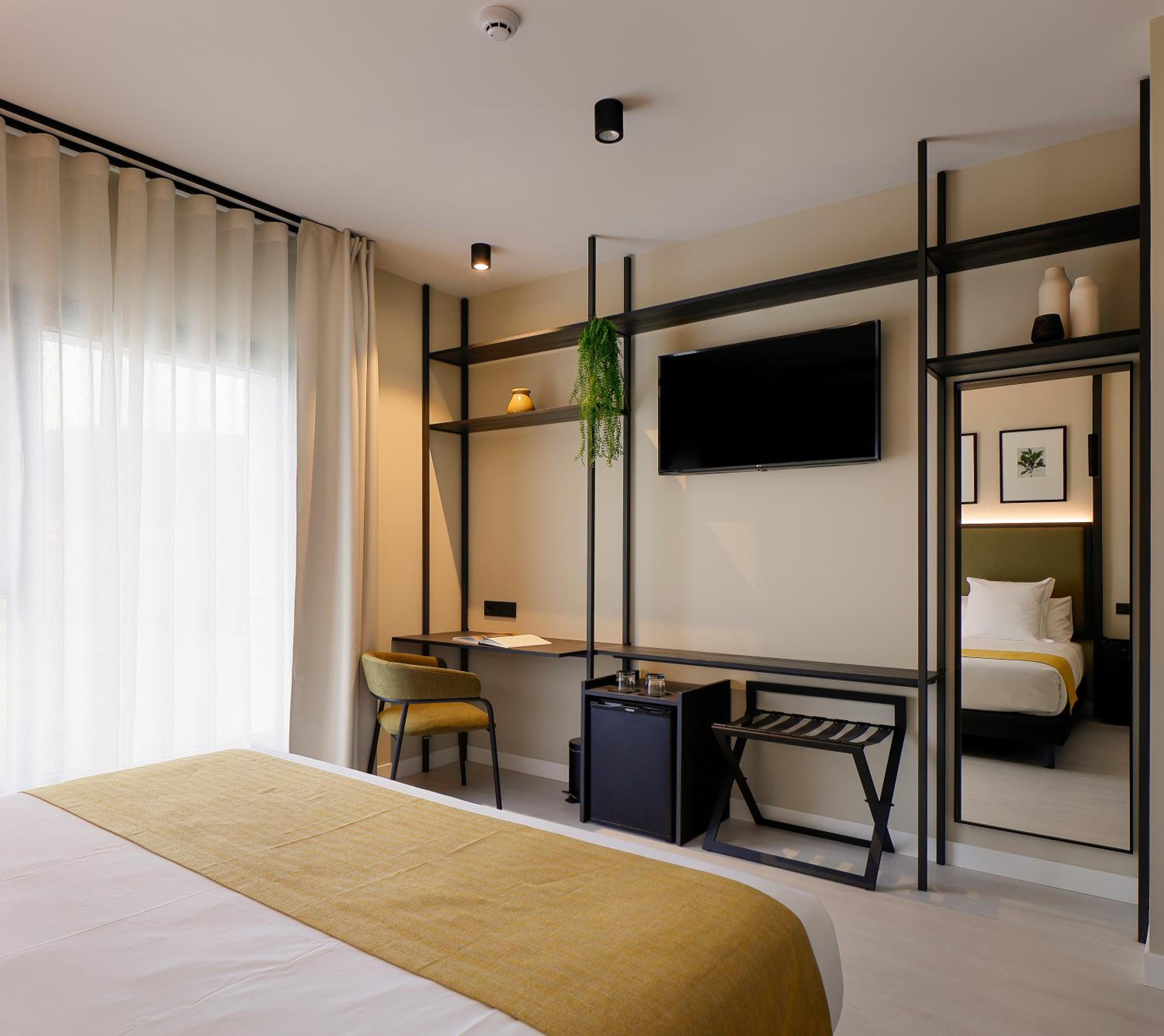Double or Twin Room with View - Photo 6
