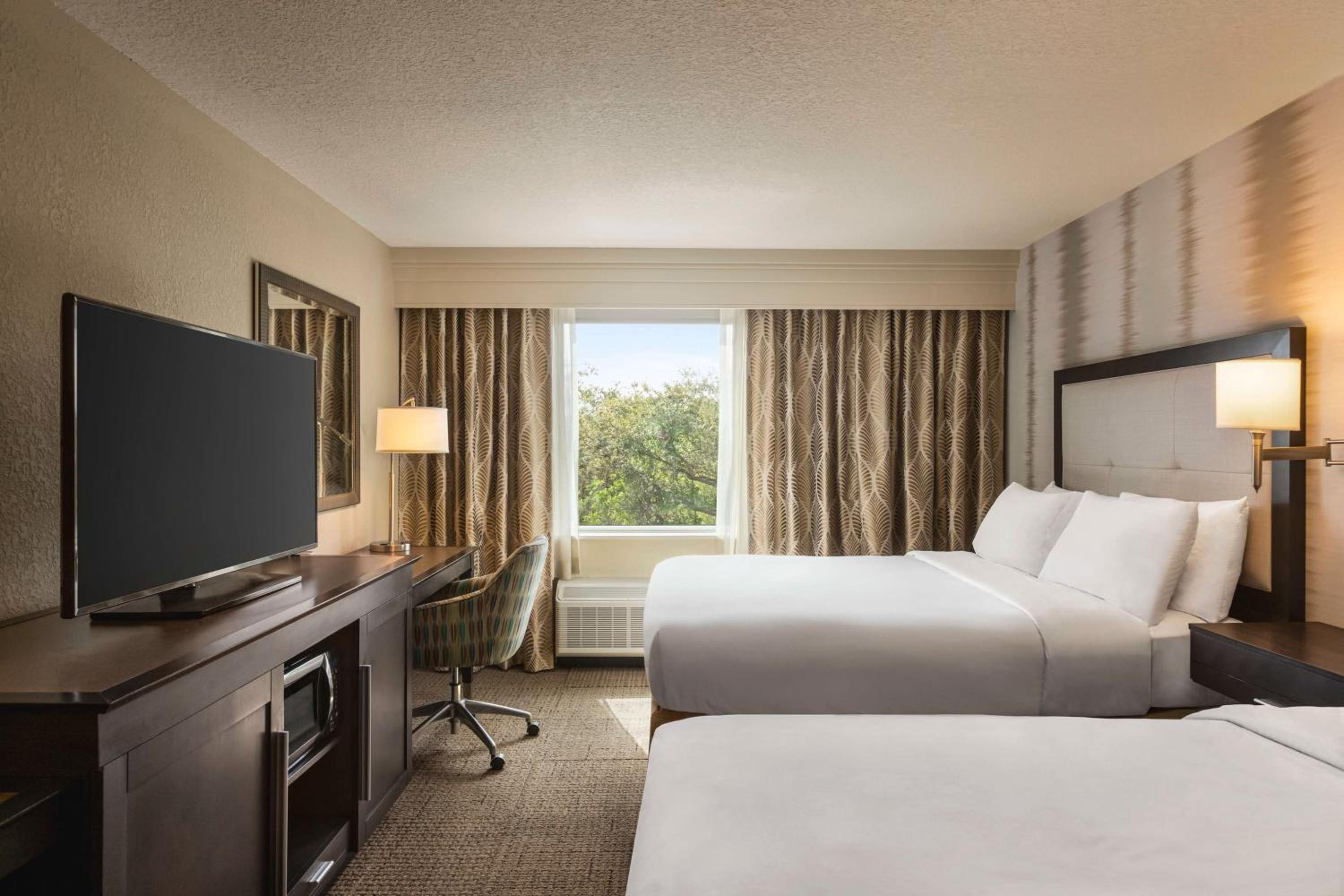 Queen Room with Two Queen Beds - Mobility and Hearing Access/Non-Smoking photo 3