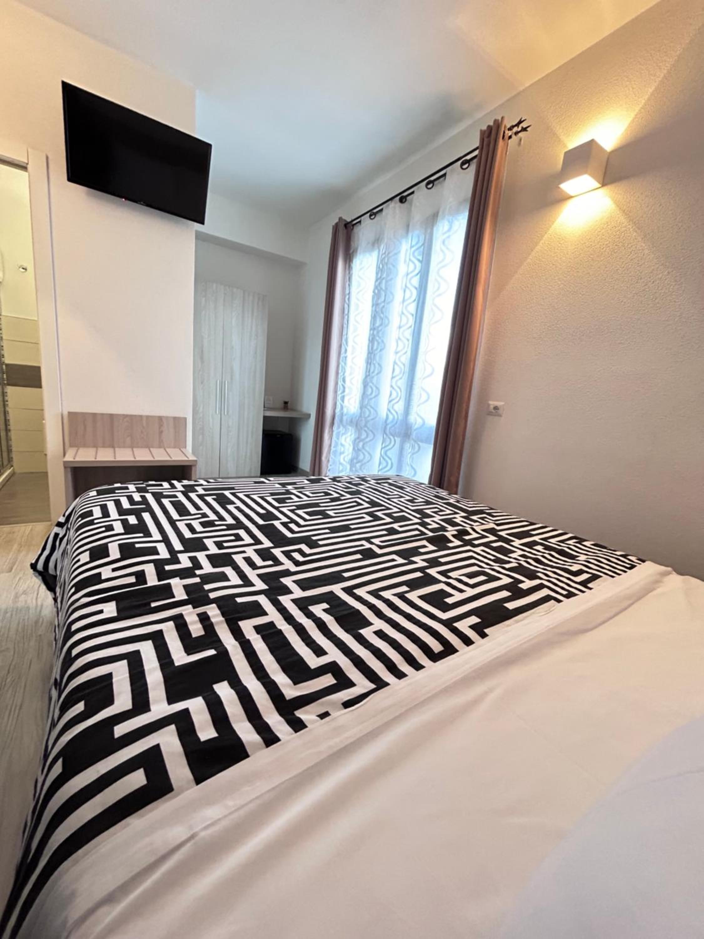 Double Room with Balcony - Photo 10