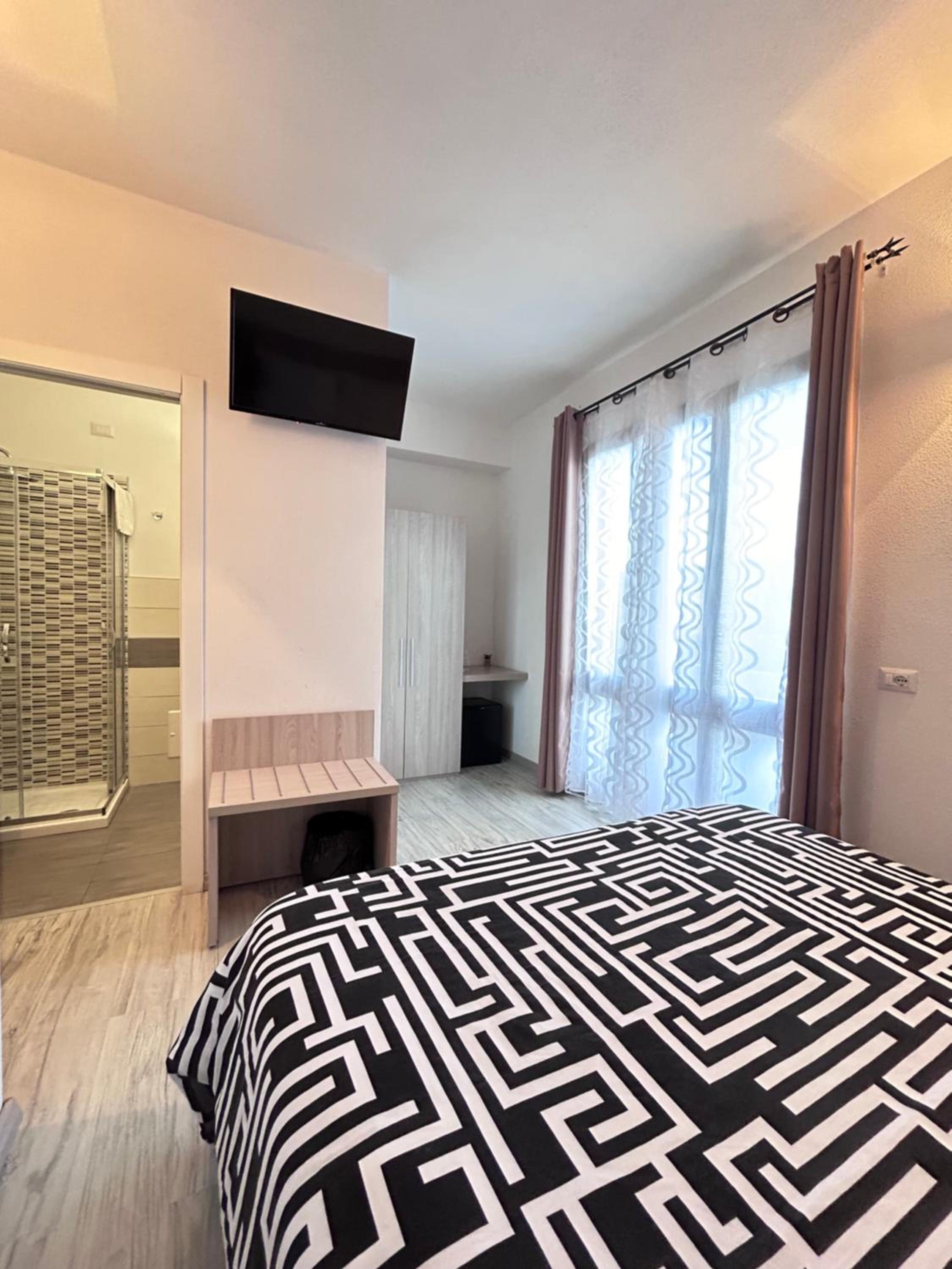 Double Room with Balcony - Photo 11