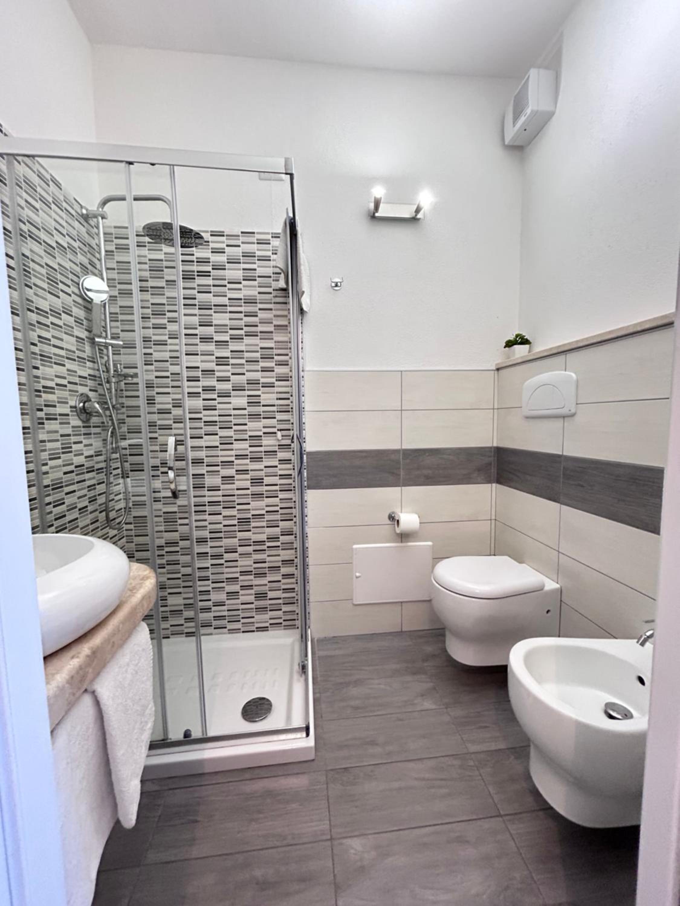 Double Room with Balcony - Photo 12