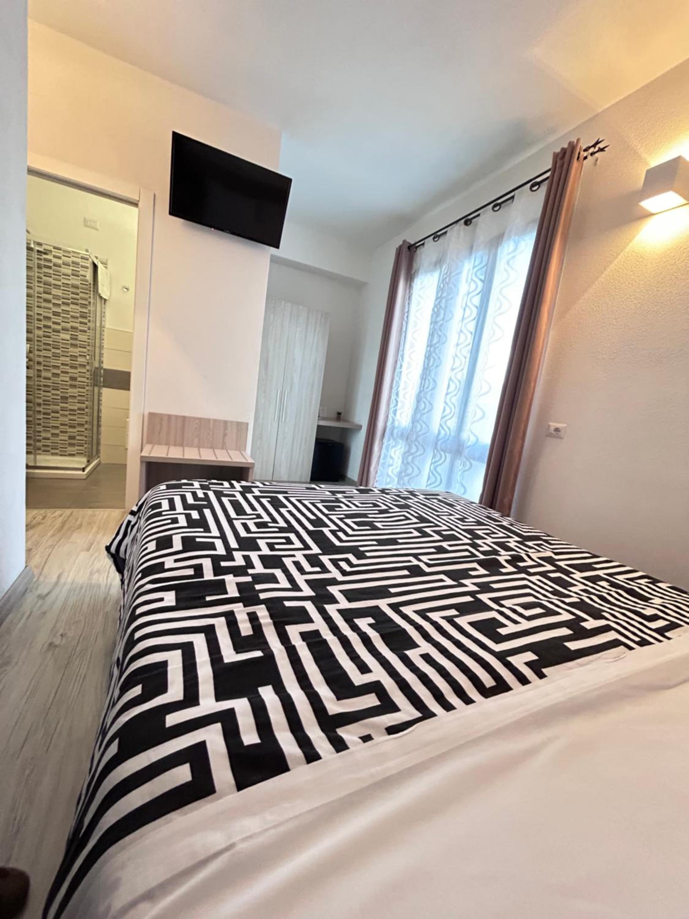 Double Room with Balcony - Photo 13
