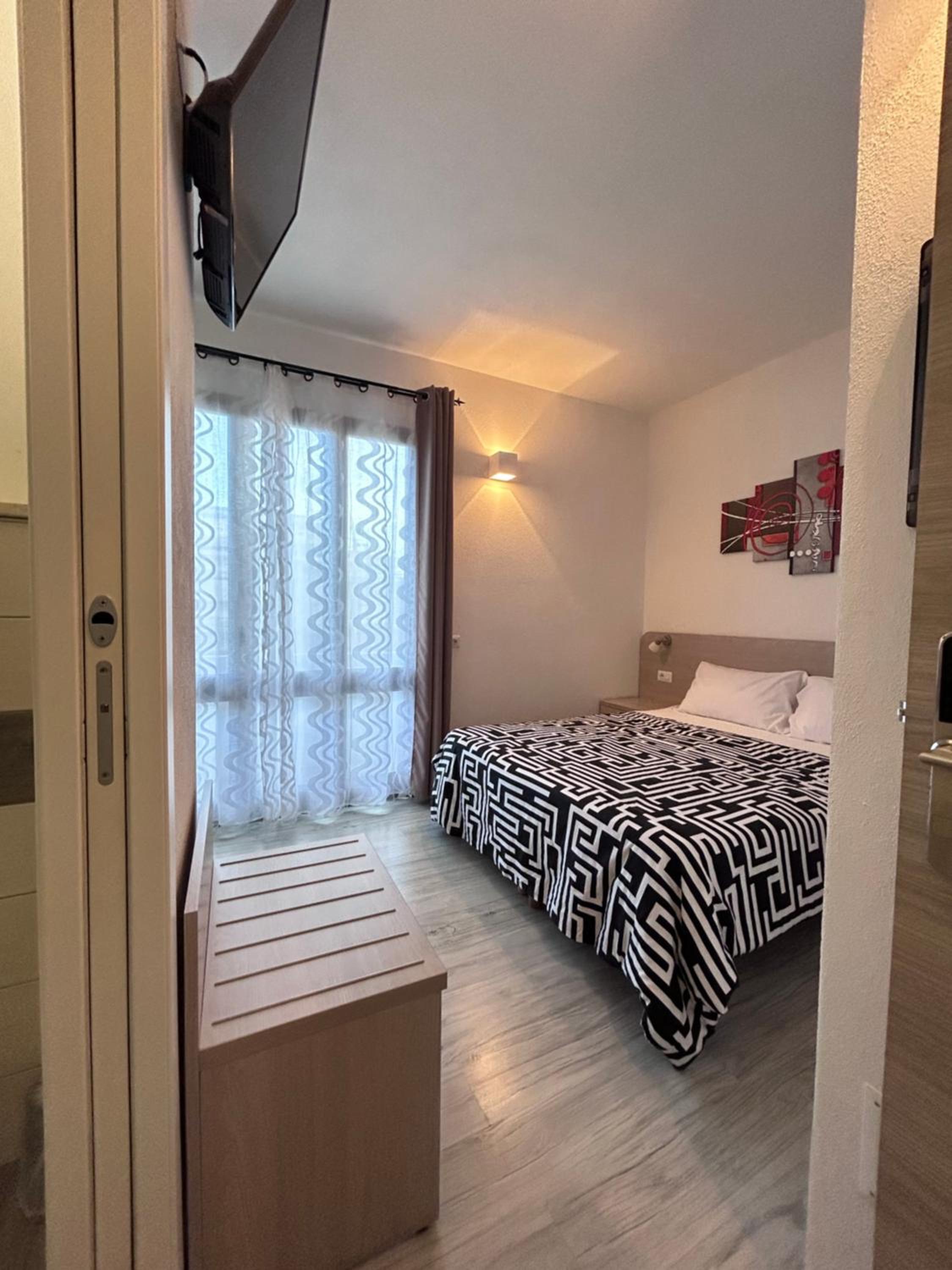 Double Room with Balcony - Photo 3