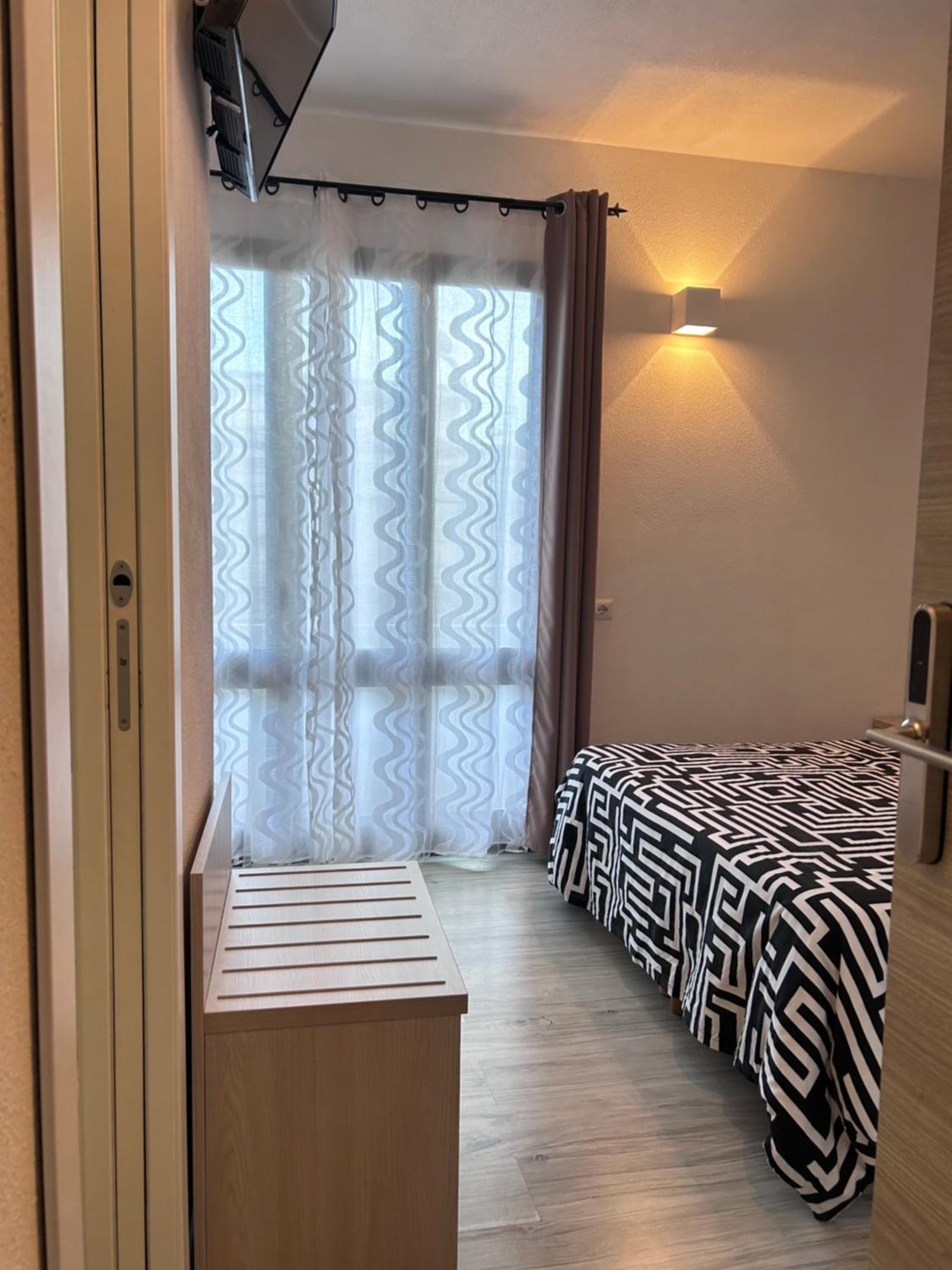 Double Room with Balcony - Photo 17