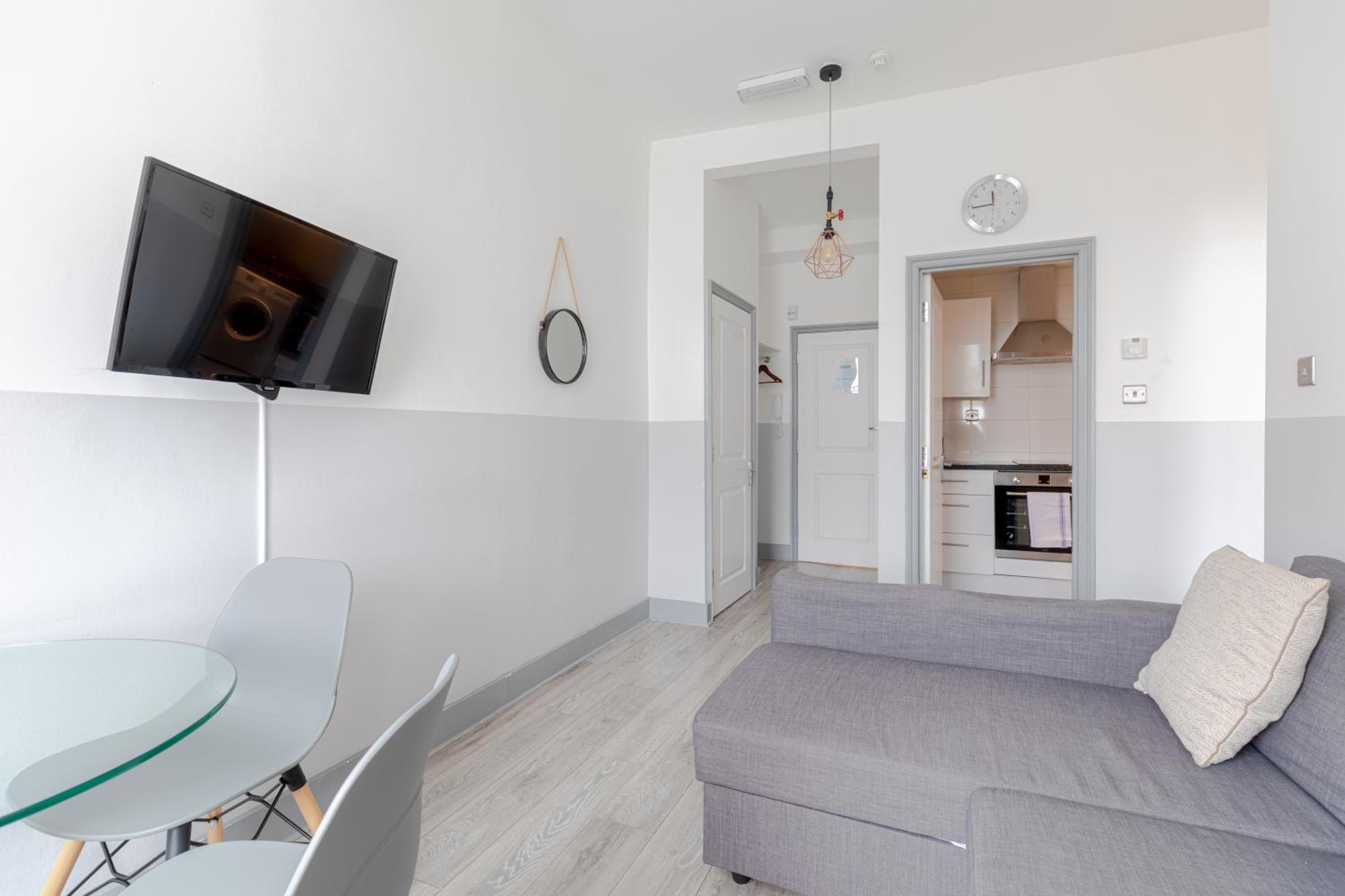 One-Bedroom Apartment with View photo 1