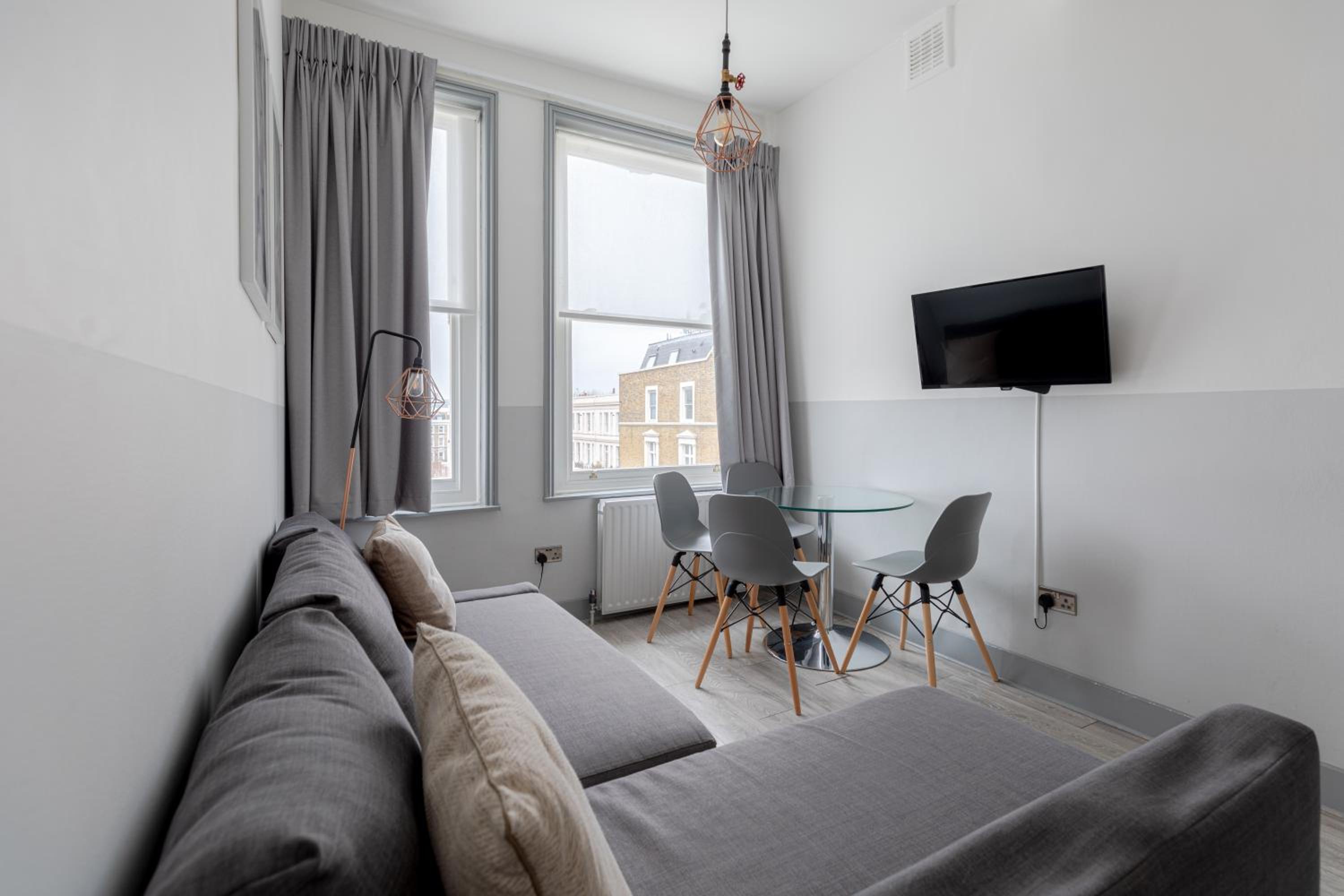 One-Bedroom Apartment with View photo 2