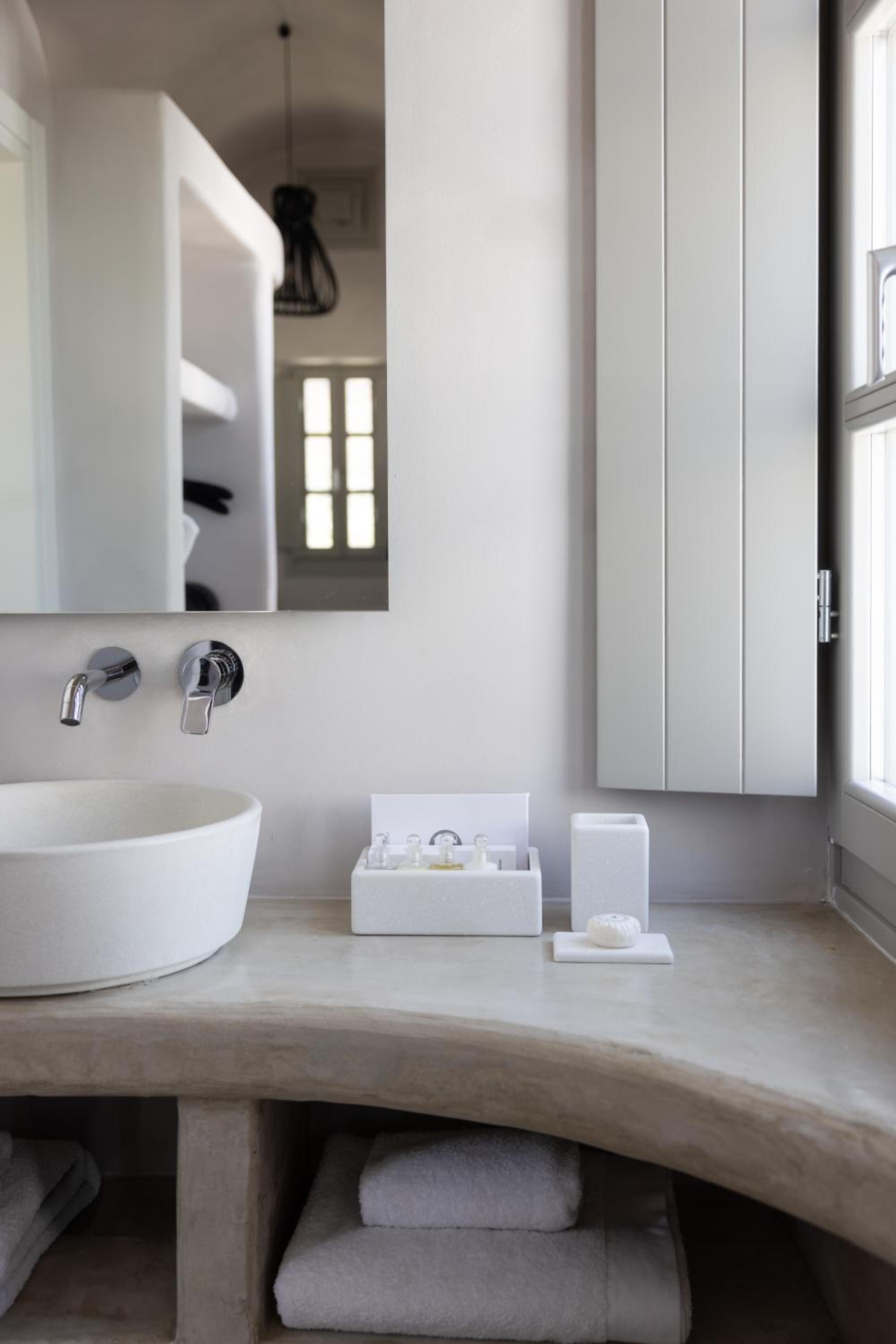 Deluxe Suite with Sea View - Photo 9