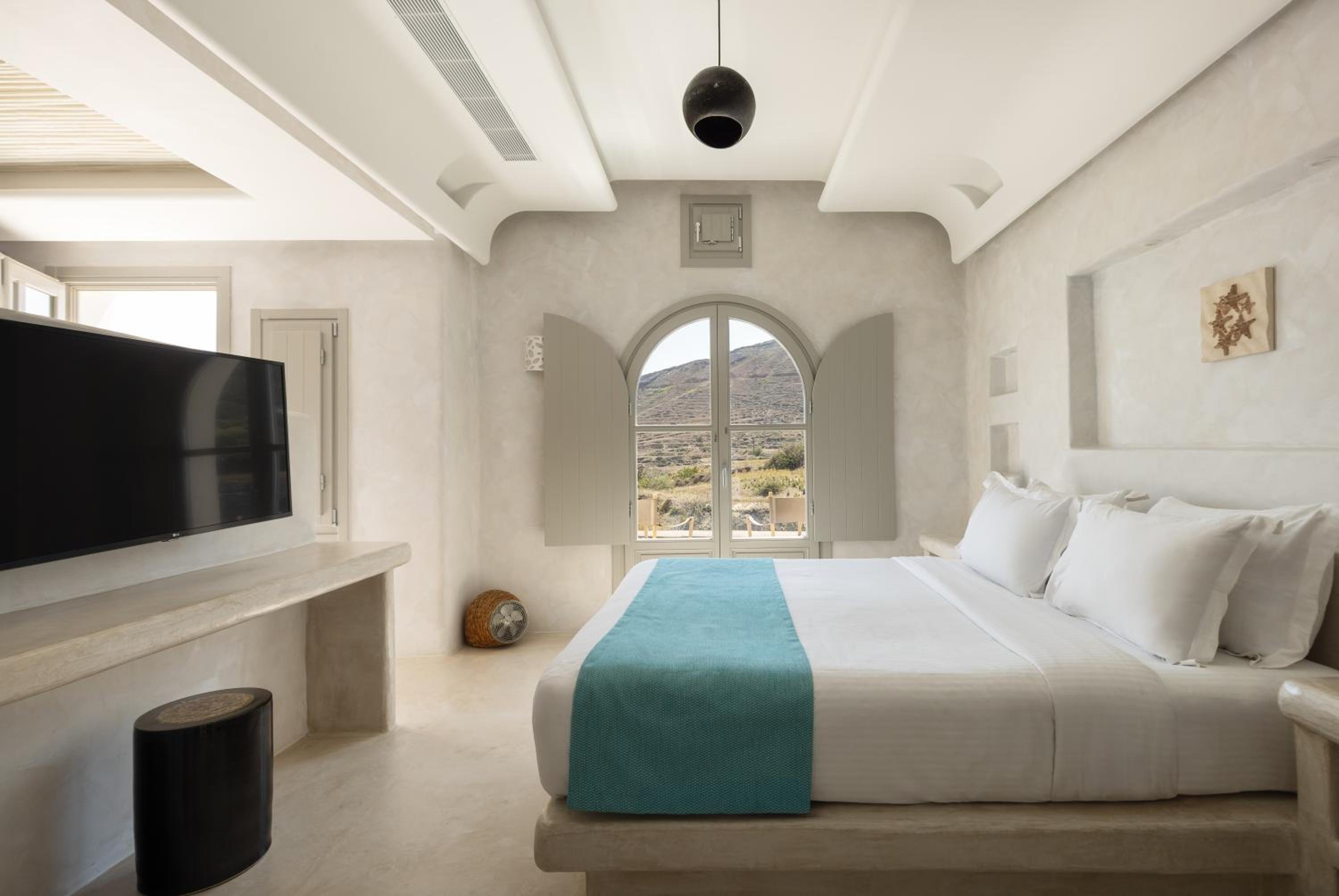 Deluxe Suite with Sea View - Photo 6