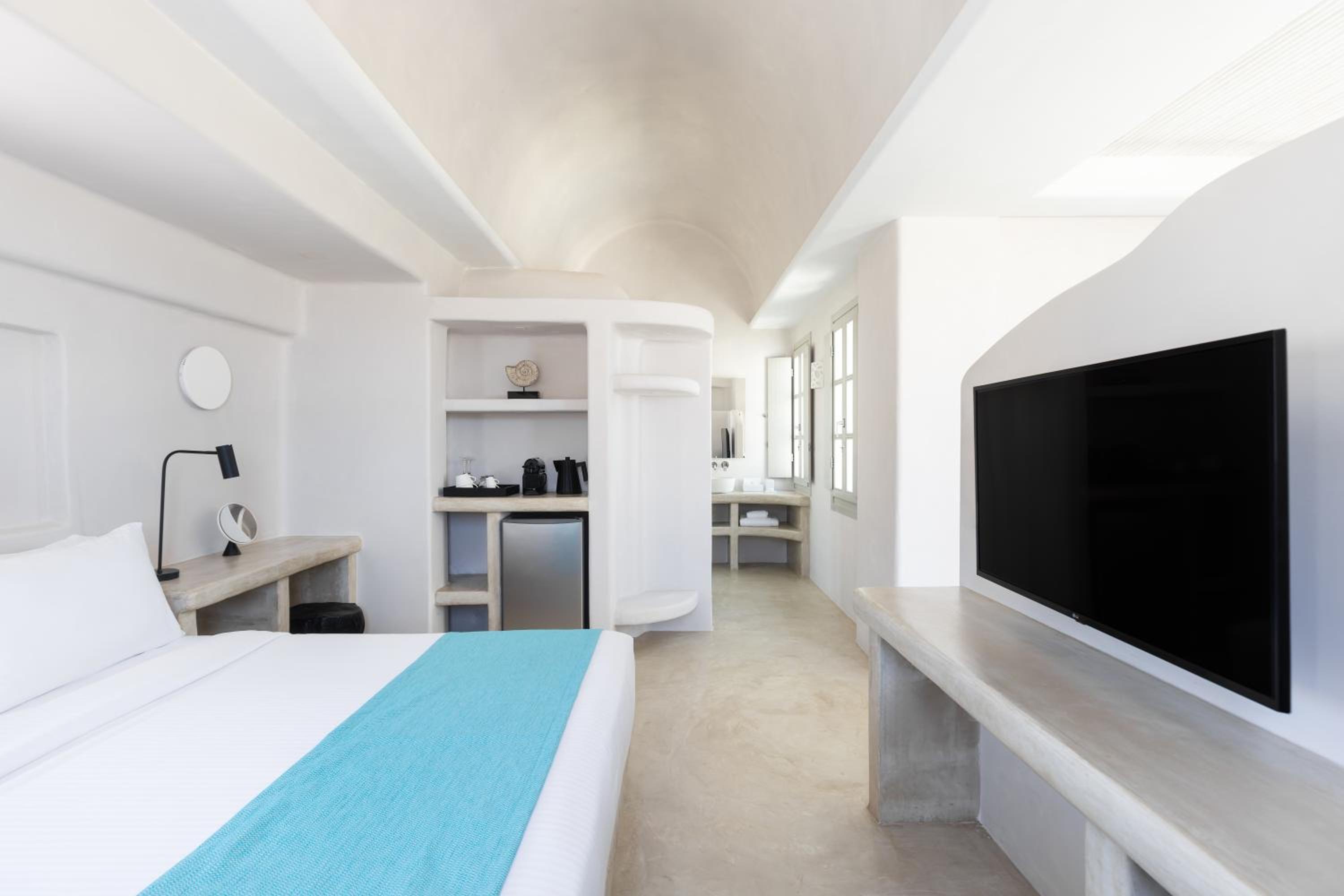Deluxe Suite with Sea View - Photo 3