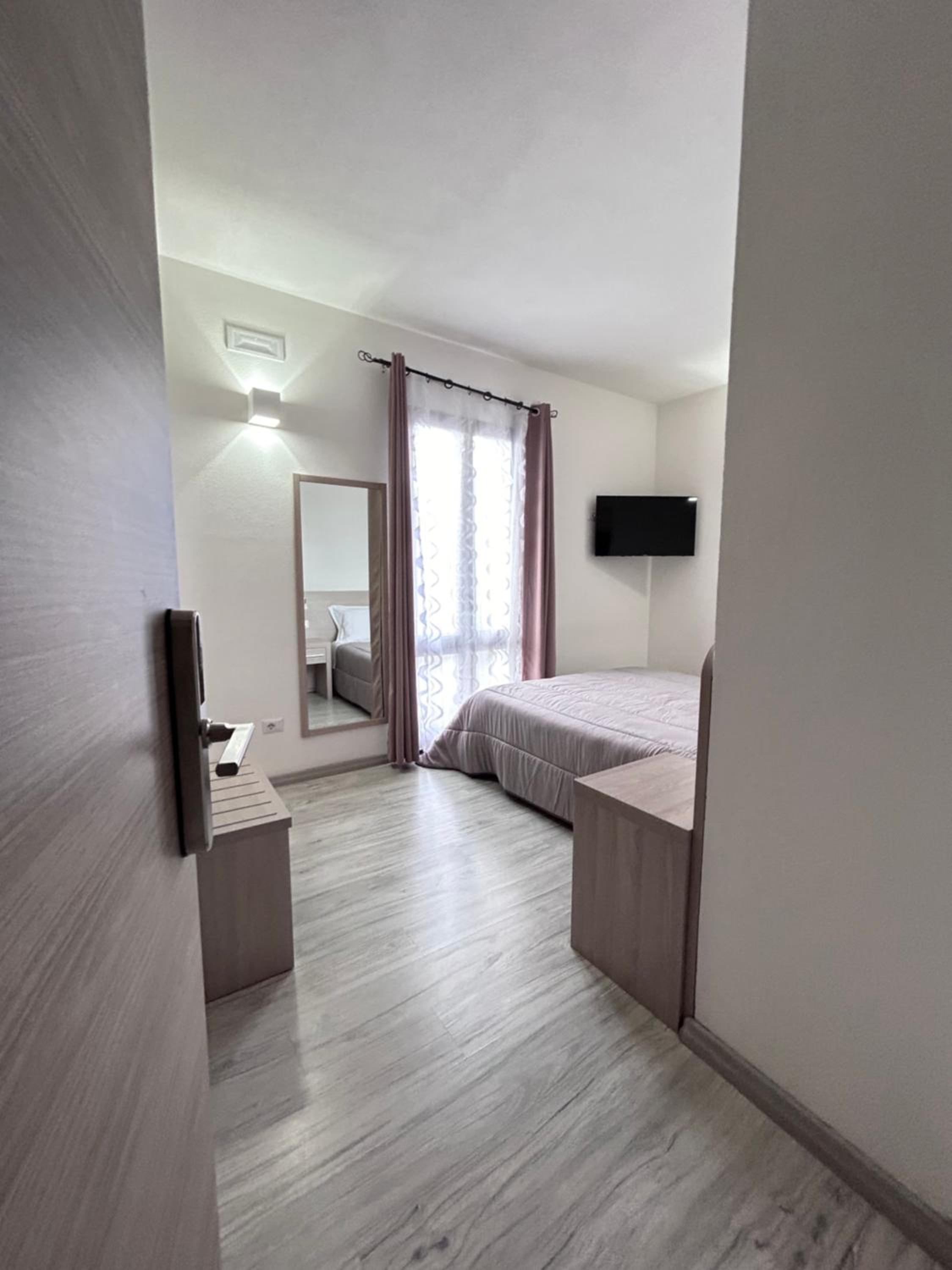 Double Room with Balcony - Photo 2