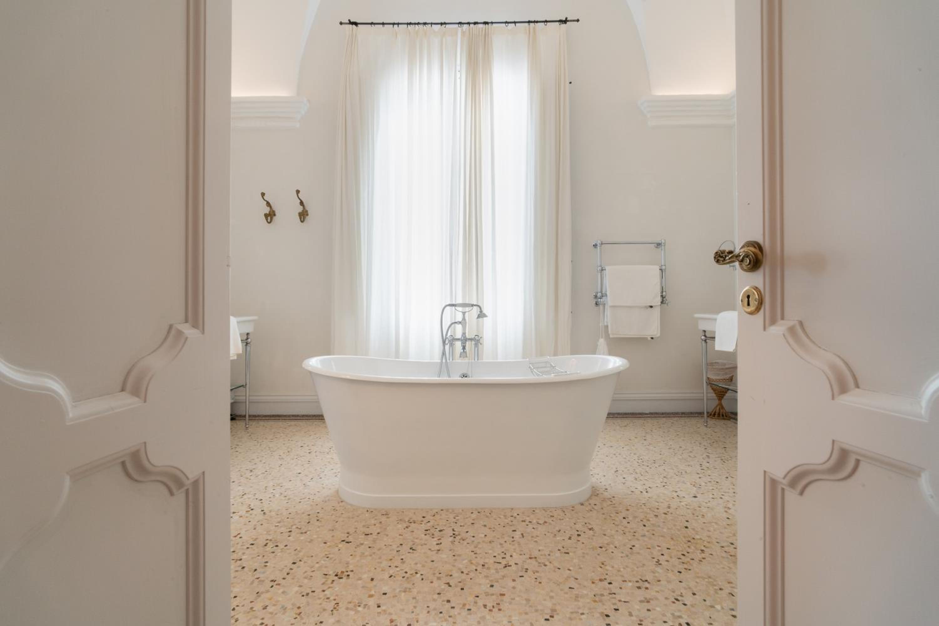 Superior King Suite photo 3