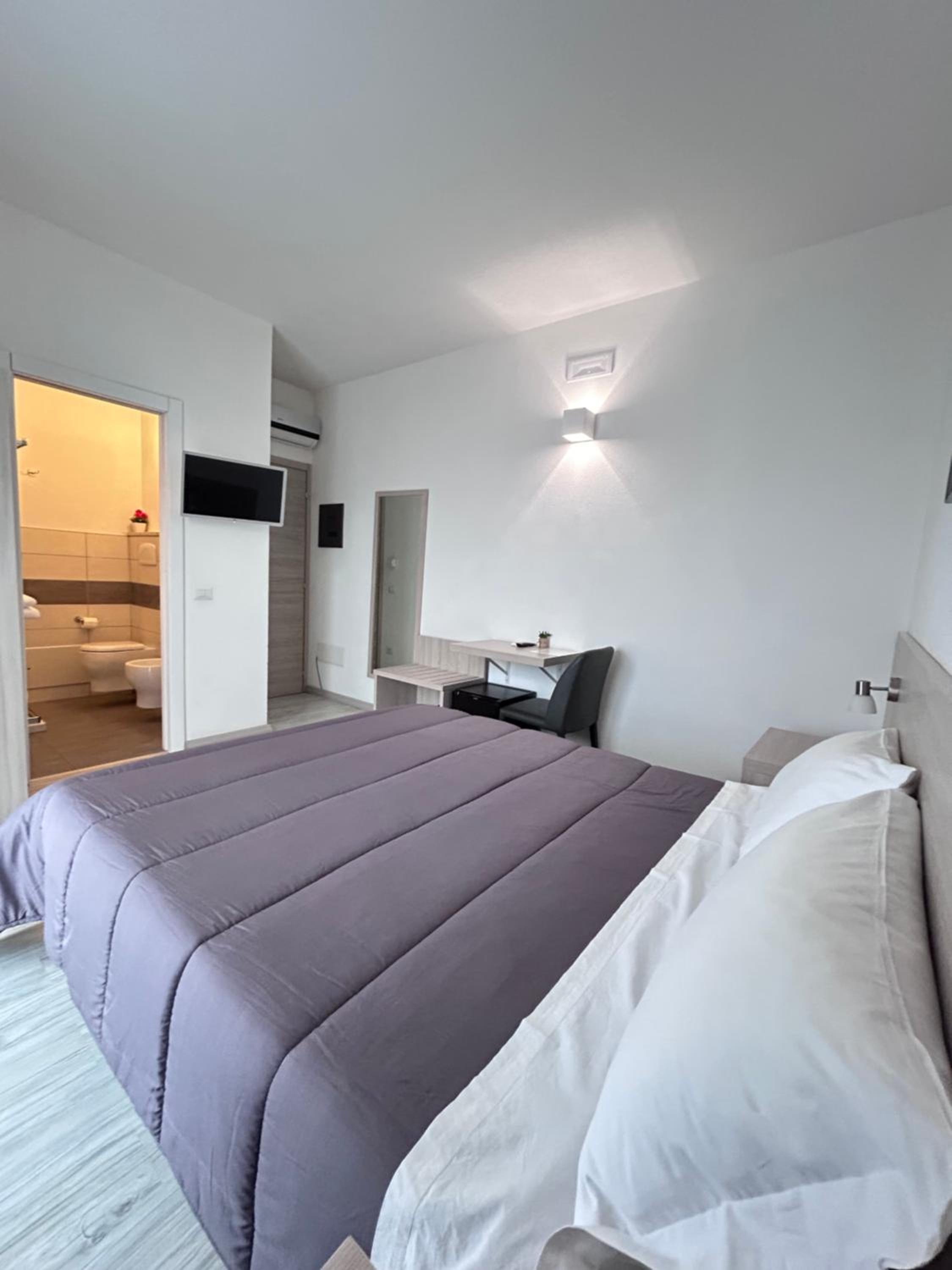 Double Room with Balcony - Photo 23