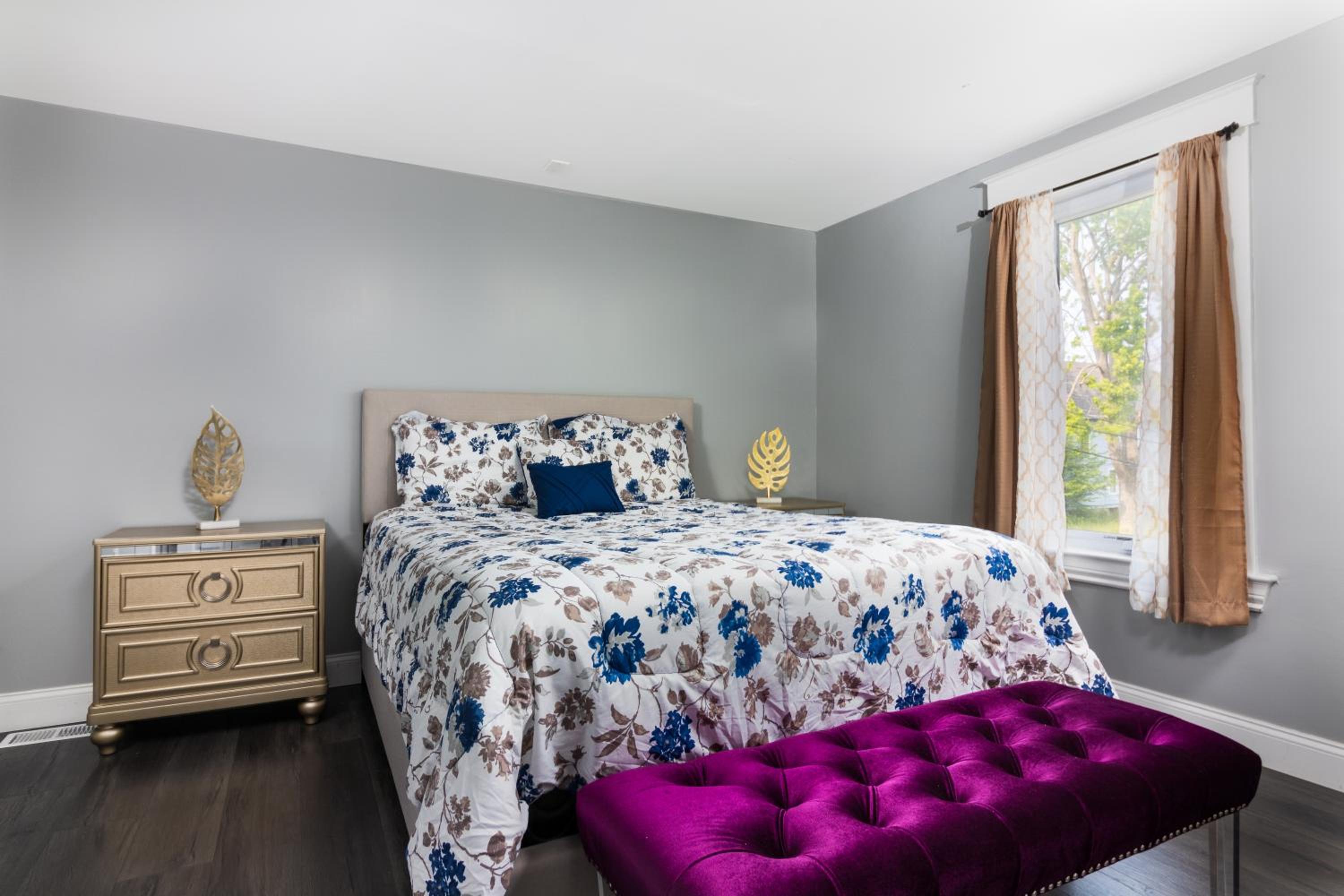 Eight-Bedroom House photo 1