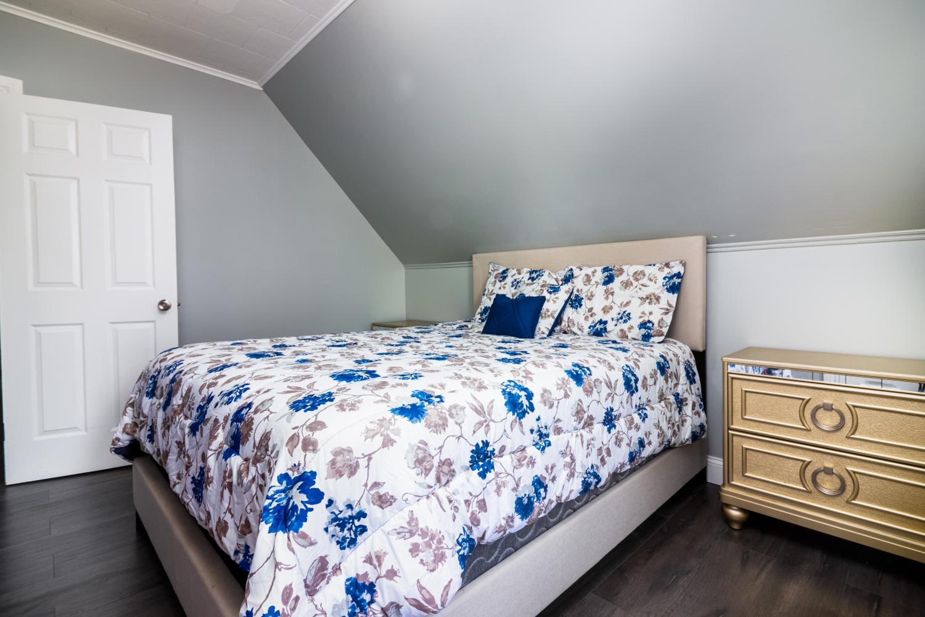 Eight-Bedroom House photo 2