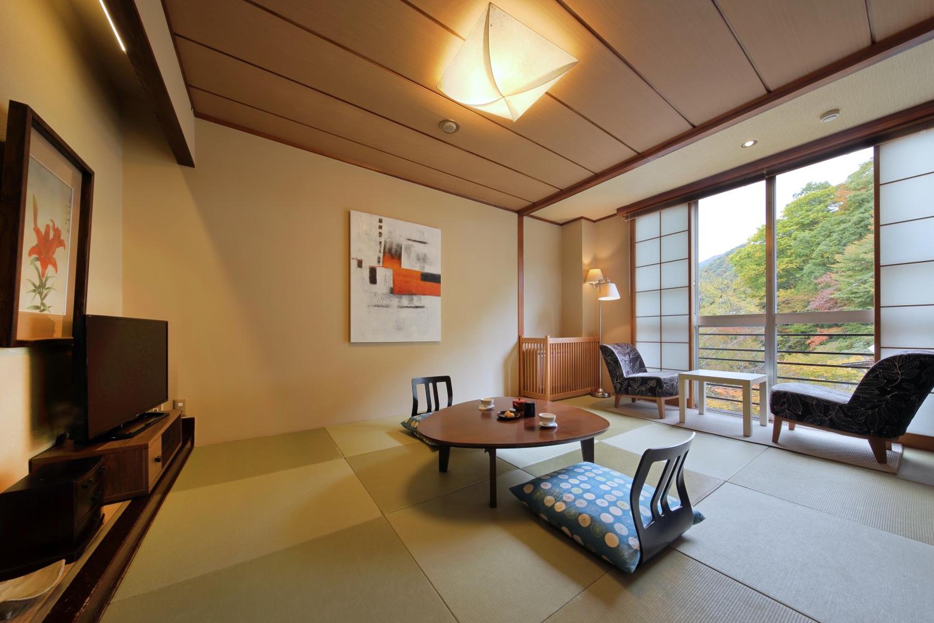 Japanese-Style Quadruple Room with Shared Bathroom and Mountain View photo 1