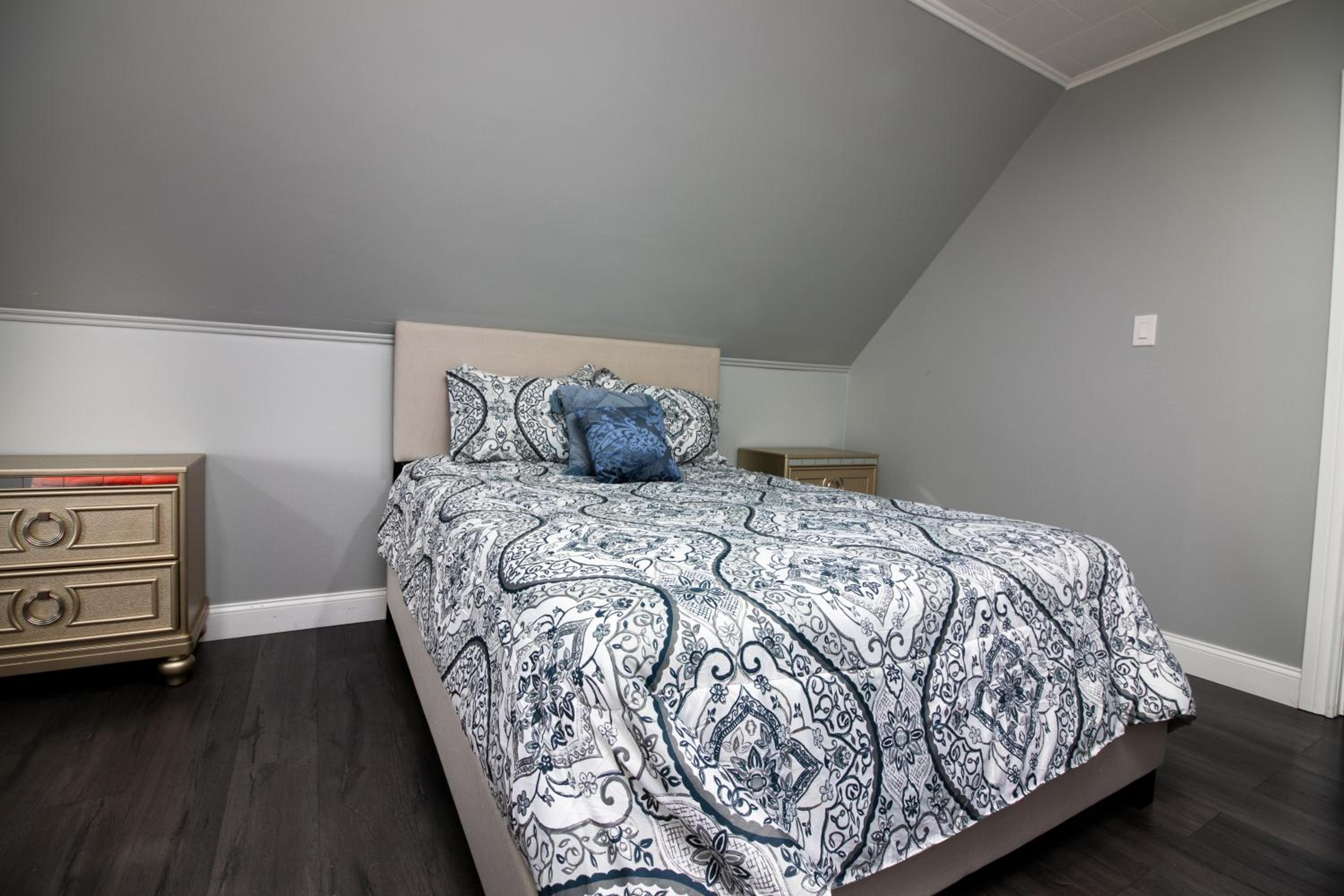 Eight-Bedroom House photo 2