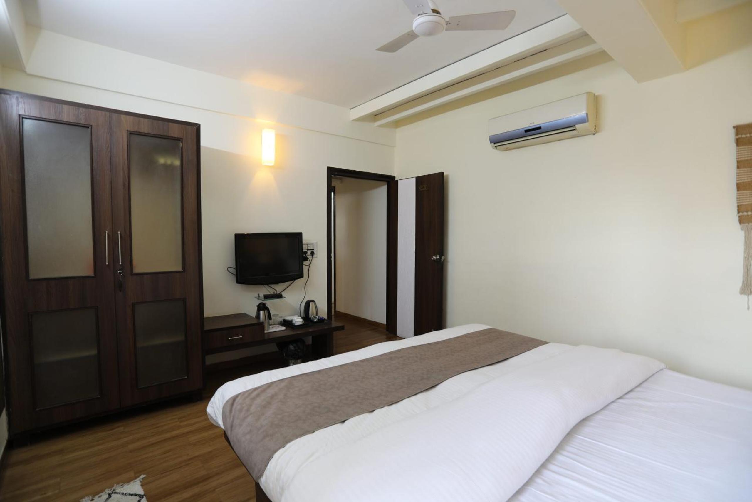 Three-Bedroom Apartment - Photo 29