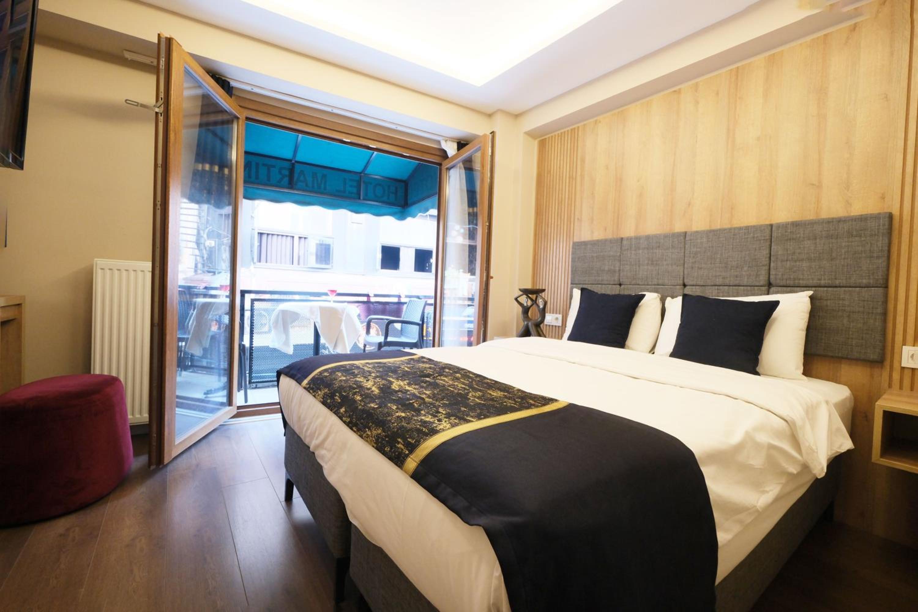 Deluxe Double Room with Balcony photo 1