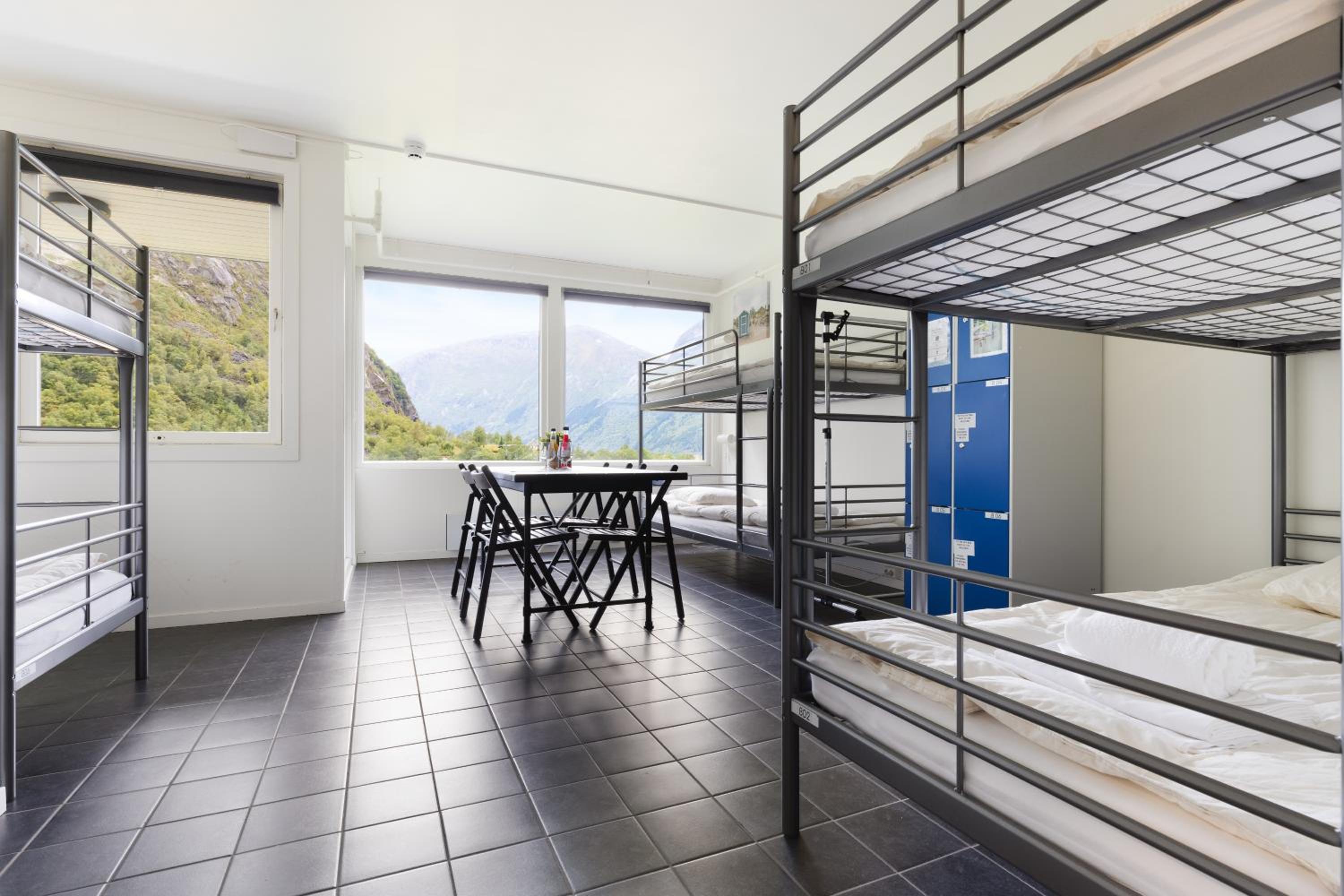 Bed in 8-Bed Mixed Dormitory Room photo 1
