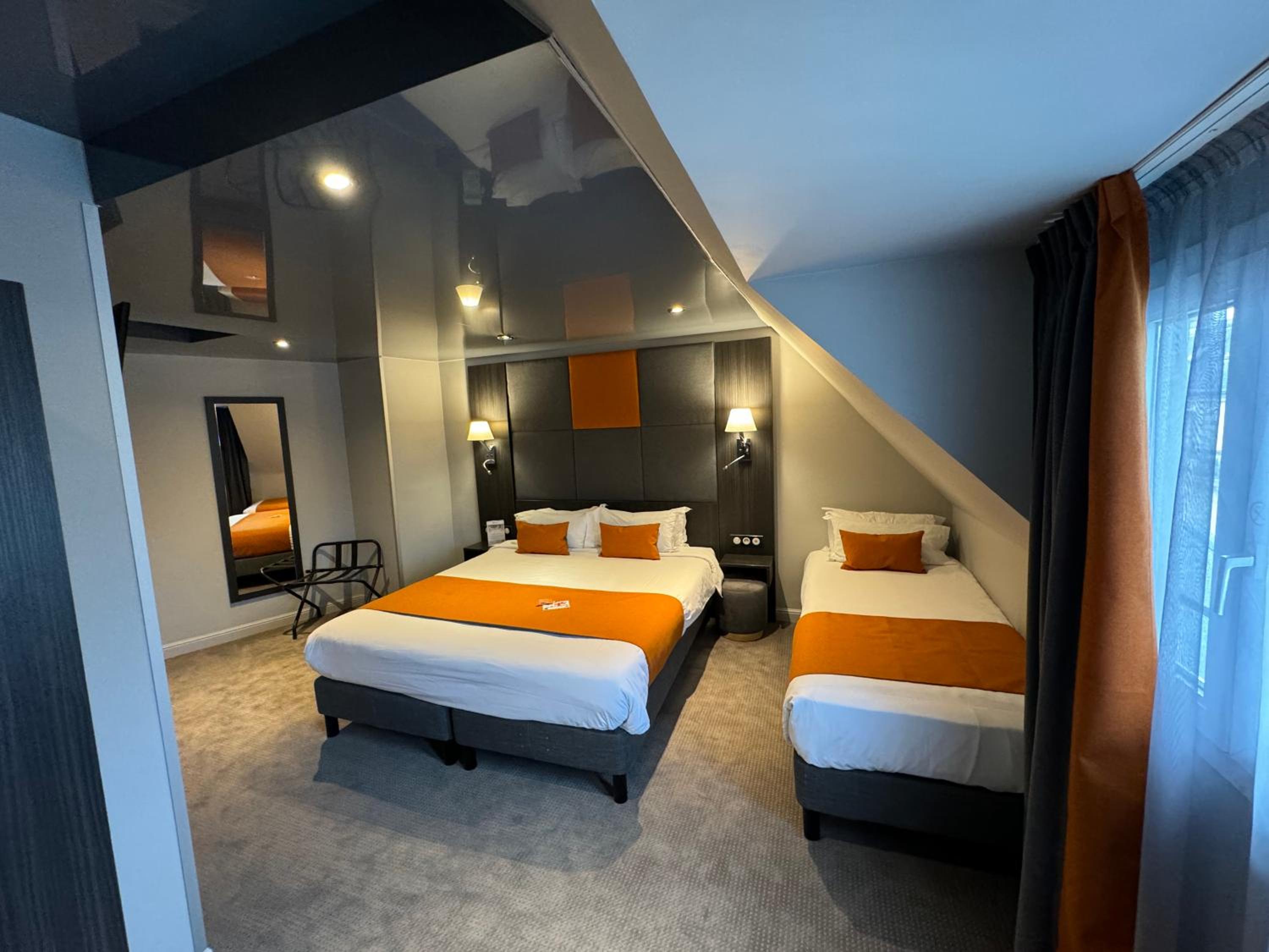 Junior Queen Suite photo 1