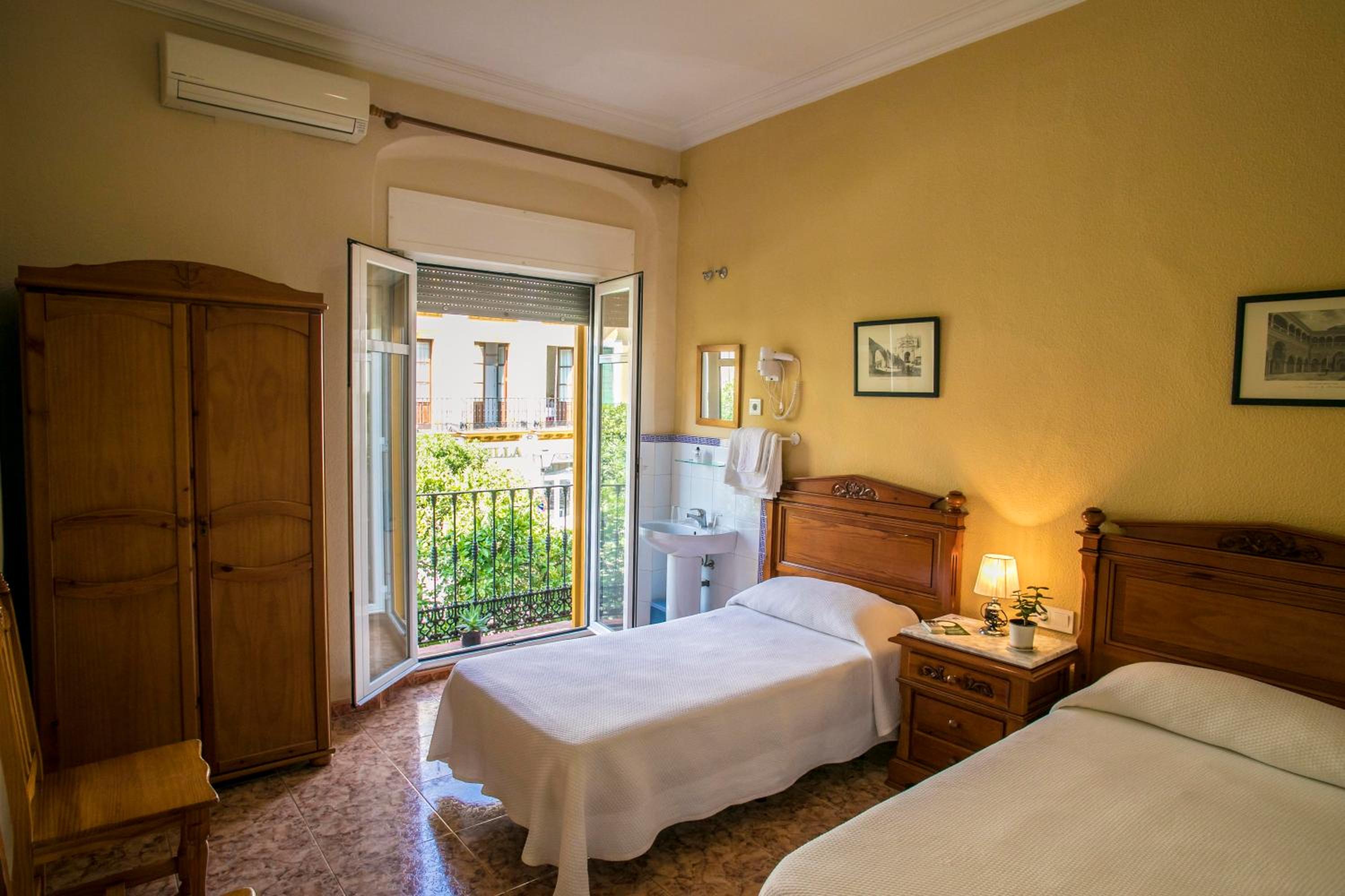 Habitación Estándar con Dos Camas y Baño Compartido