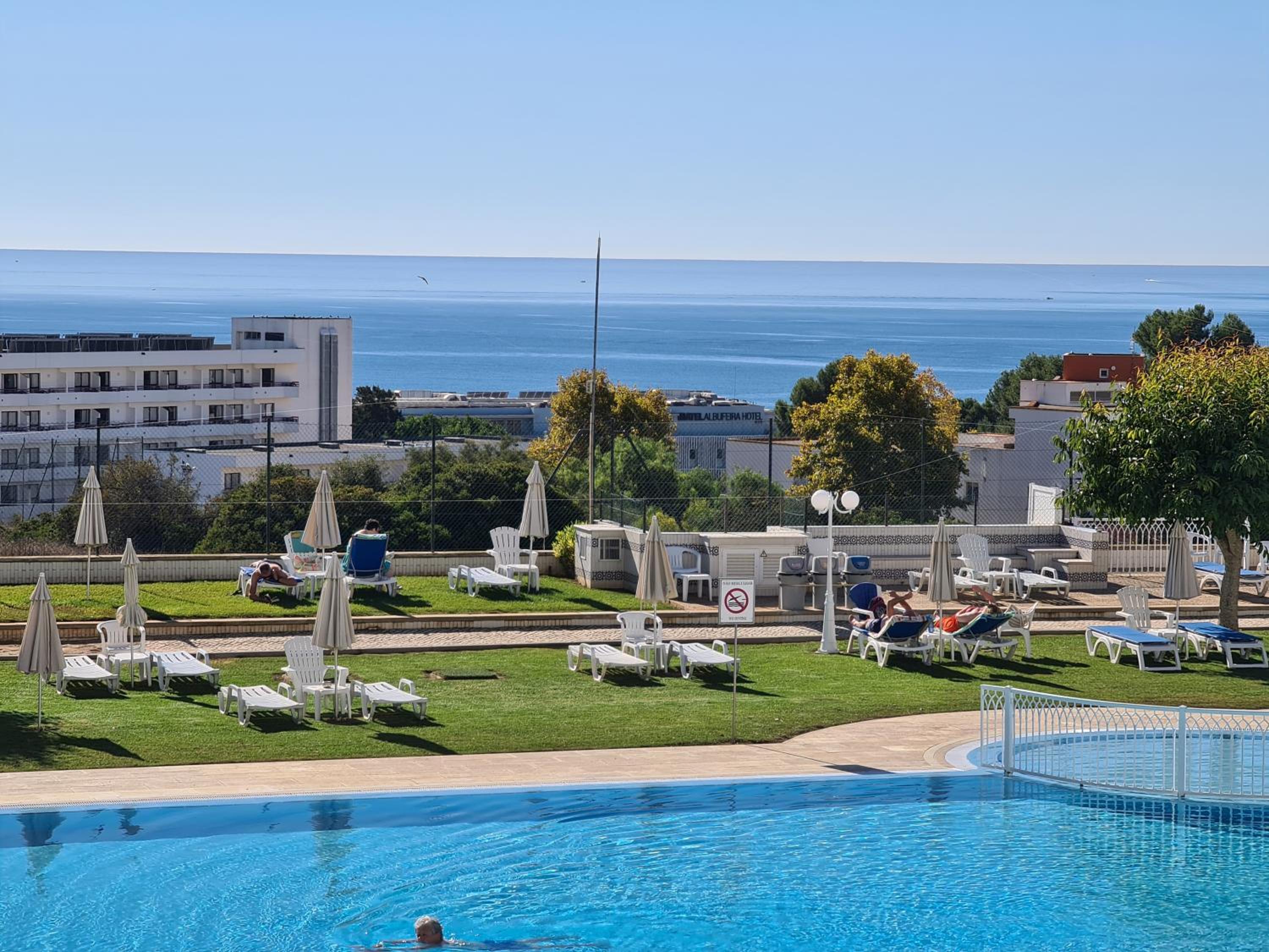 One-Bedroom Apartment with Pool View photo 2