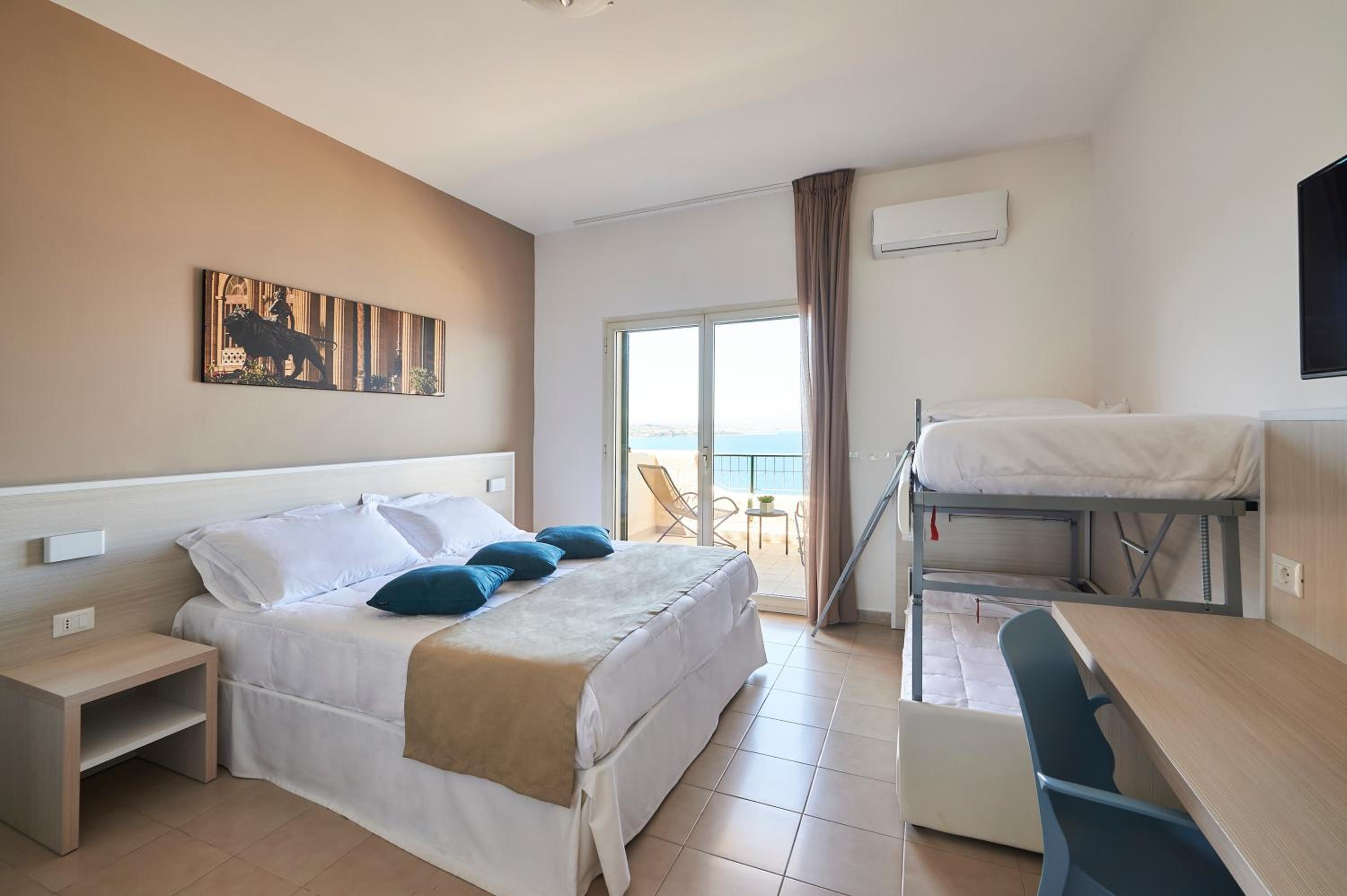 Comfort Quadruple Room with Sea View photo 1