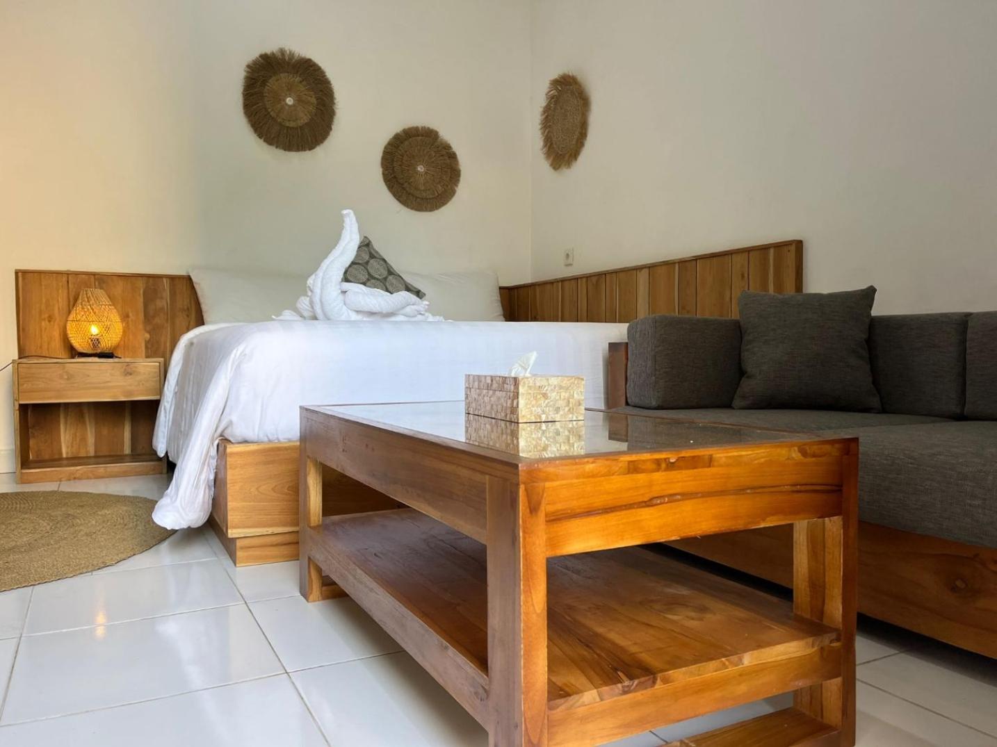 Standard King Room - Photo 13
