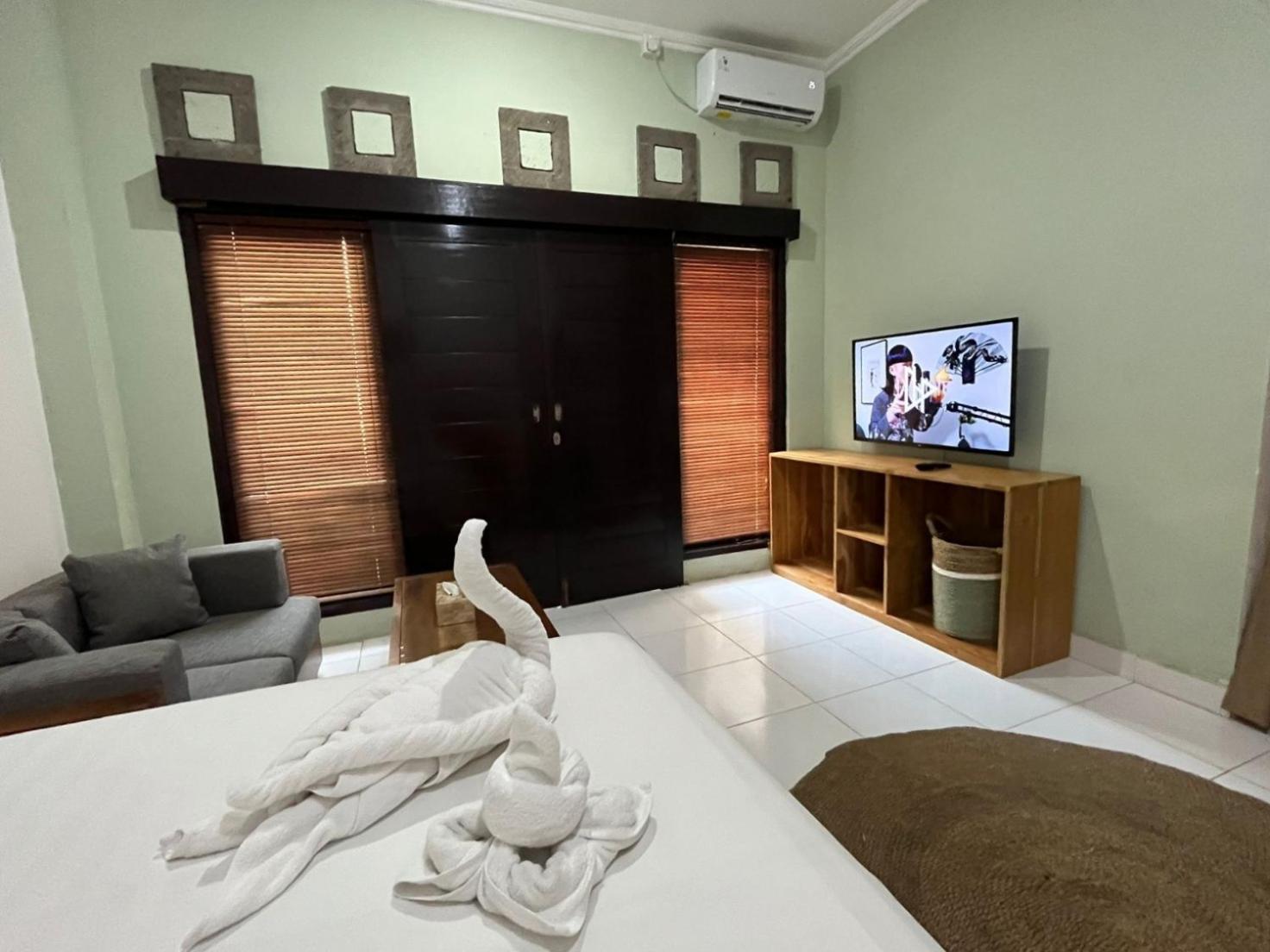 Standard King Room - Photo 10