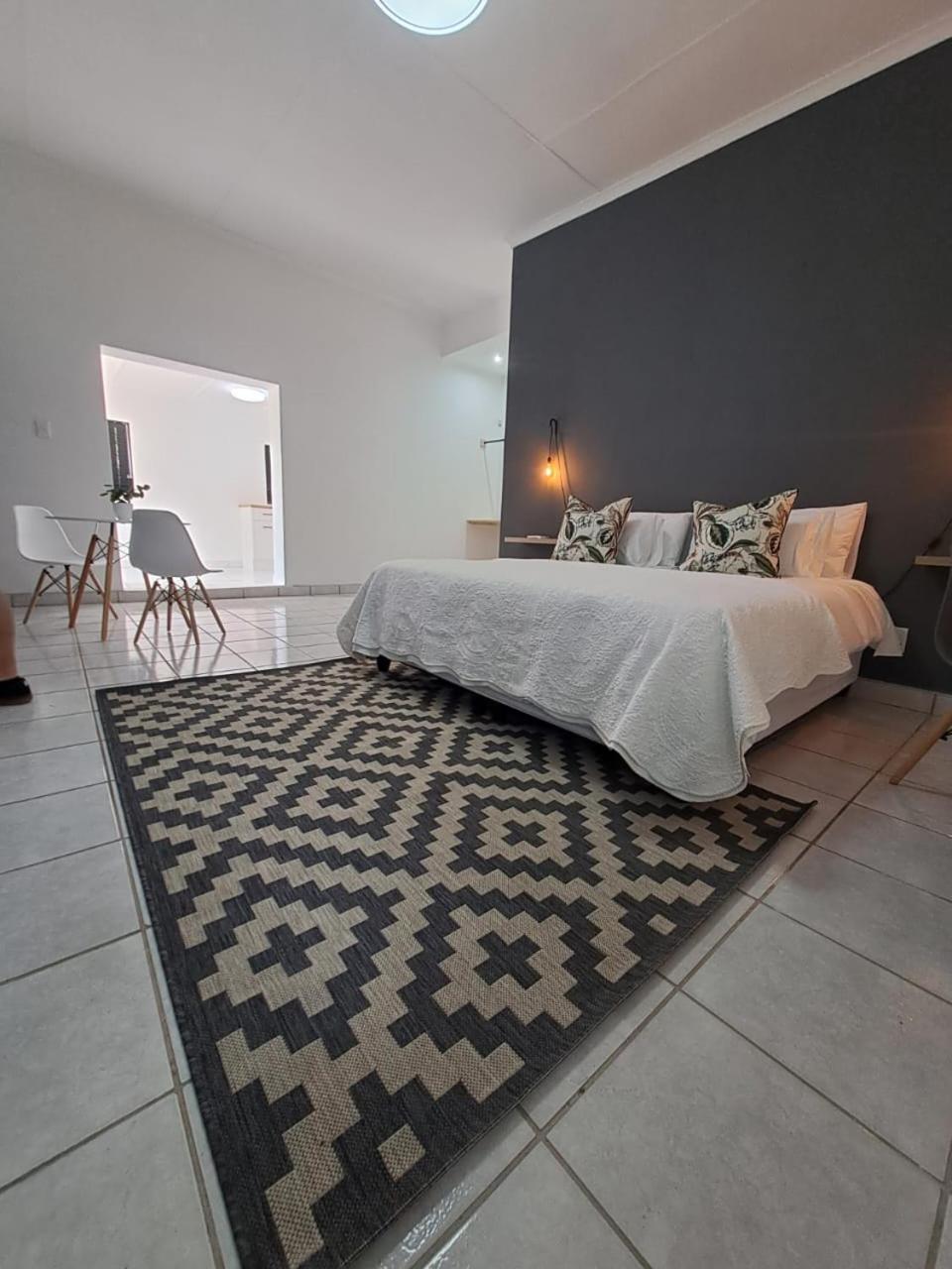 One-Bedroom Apartment photo 3