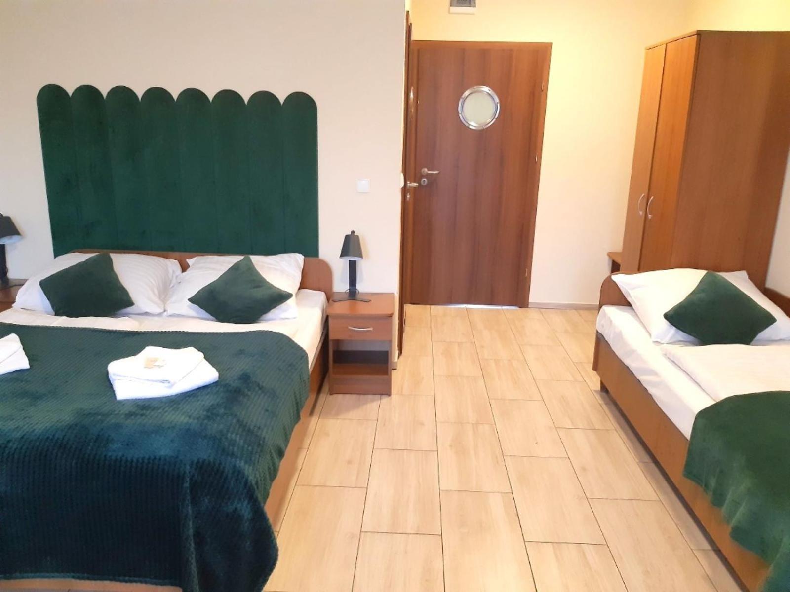 Triple Room with Balcony - Photo 10