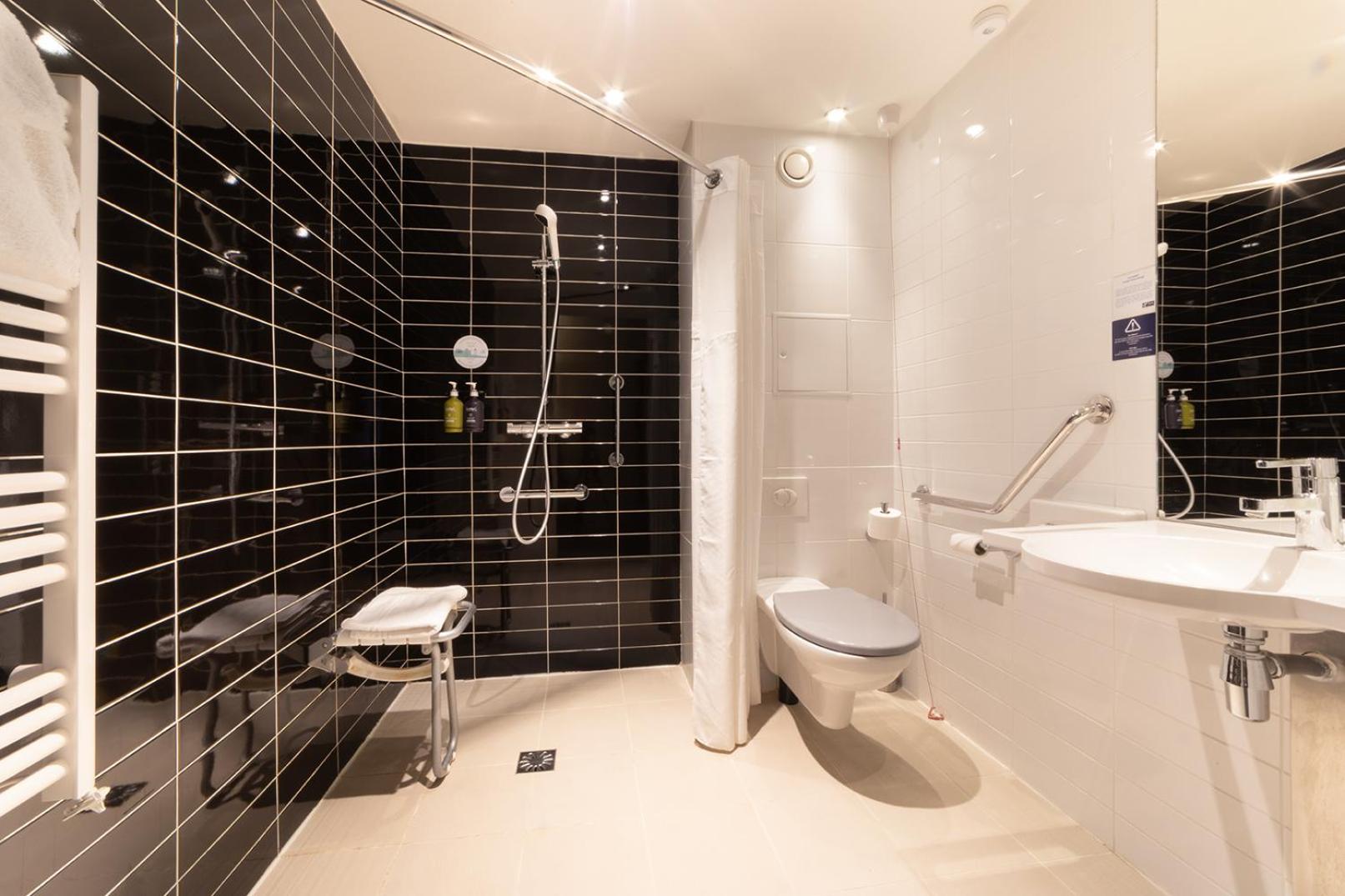 Standard Queen Room - Accessible with Free Breakfast - Photo 12