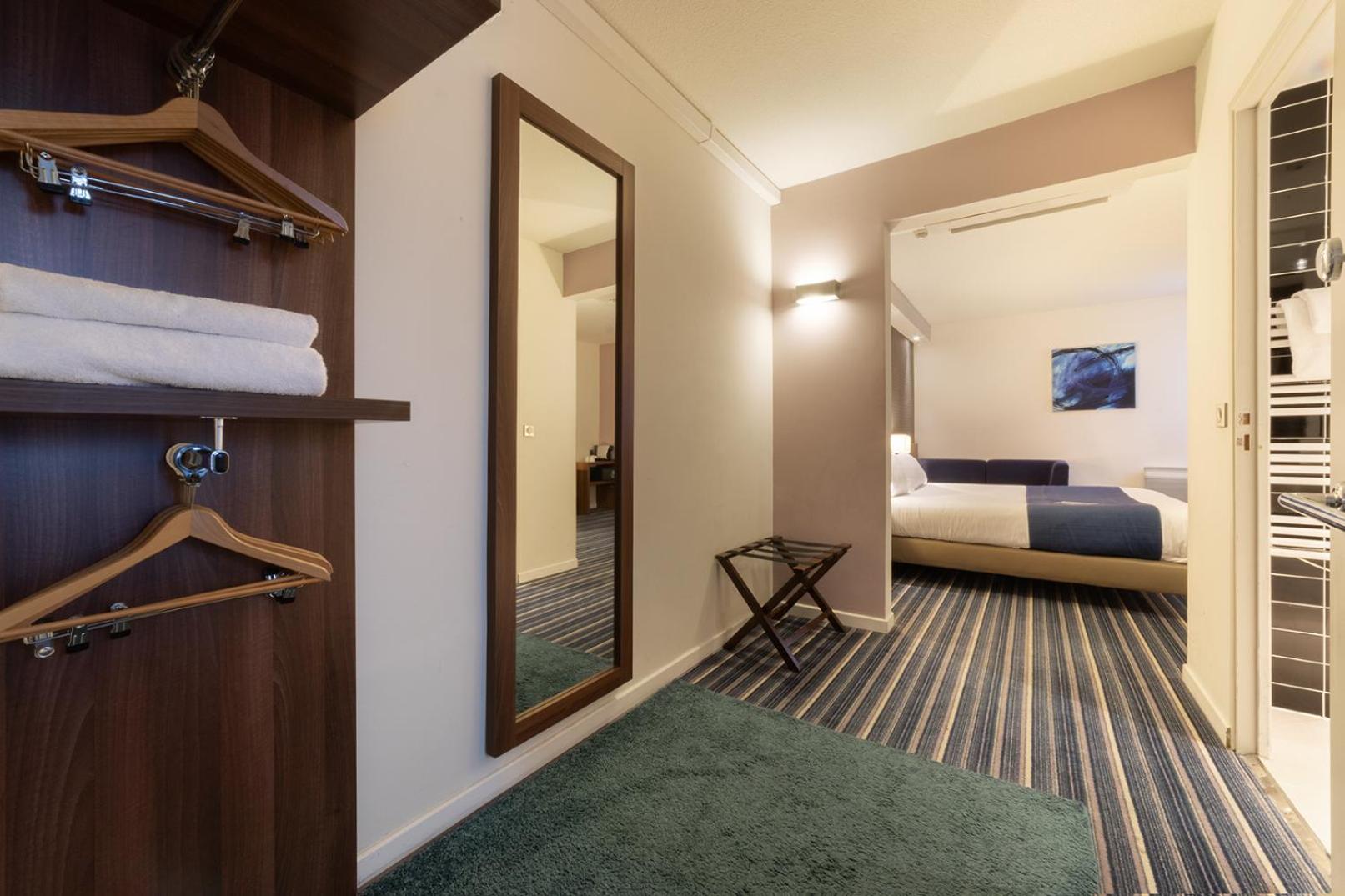 Standard Queen Room - Accessible with Free Breakfast - Photo 9
