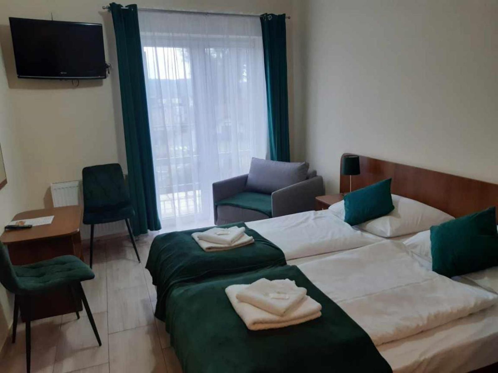 Standard Twin Room with Sofa - Photo 7