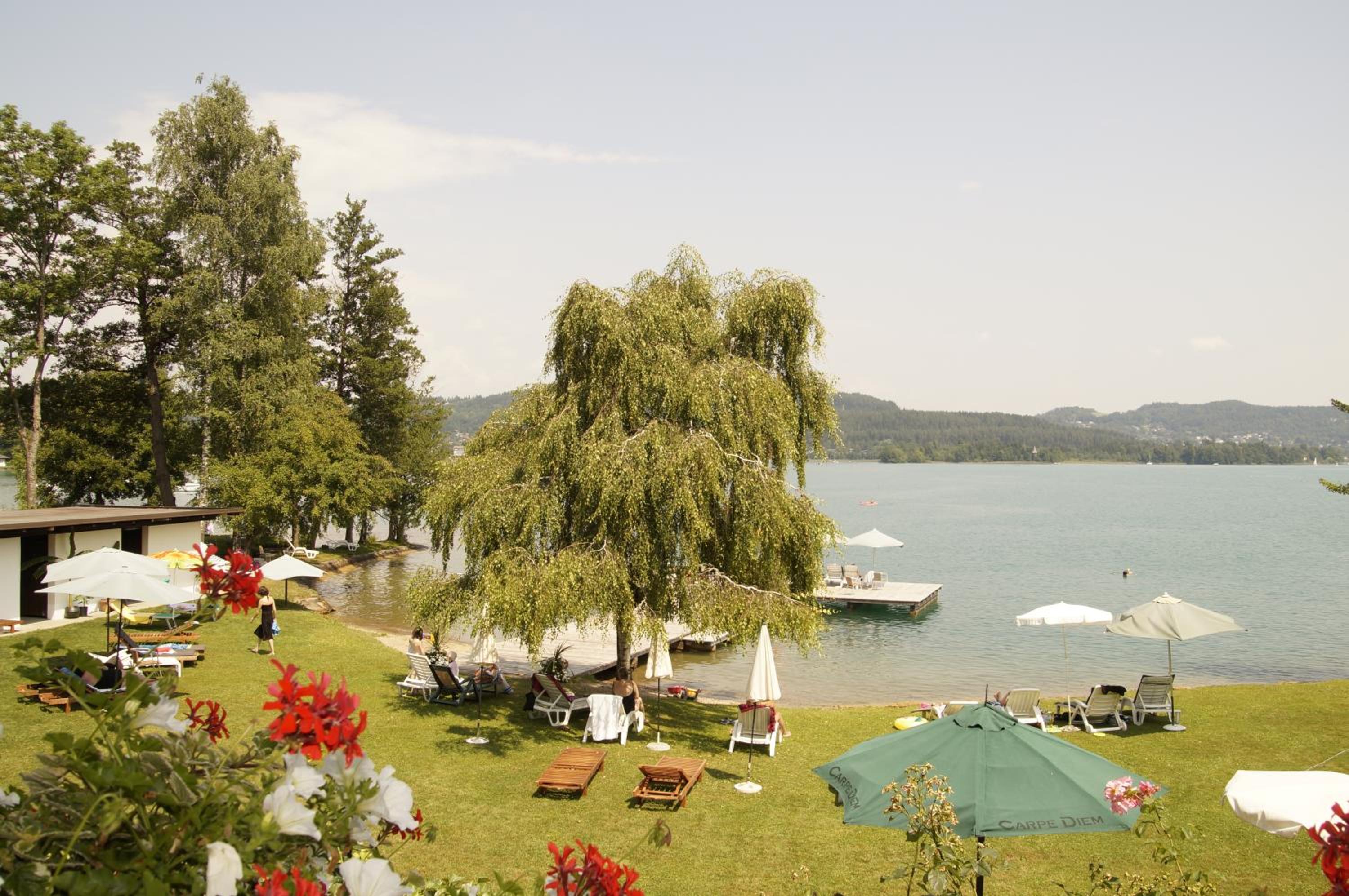 Classic Double Room with Balcony and Lake View photo 2