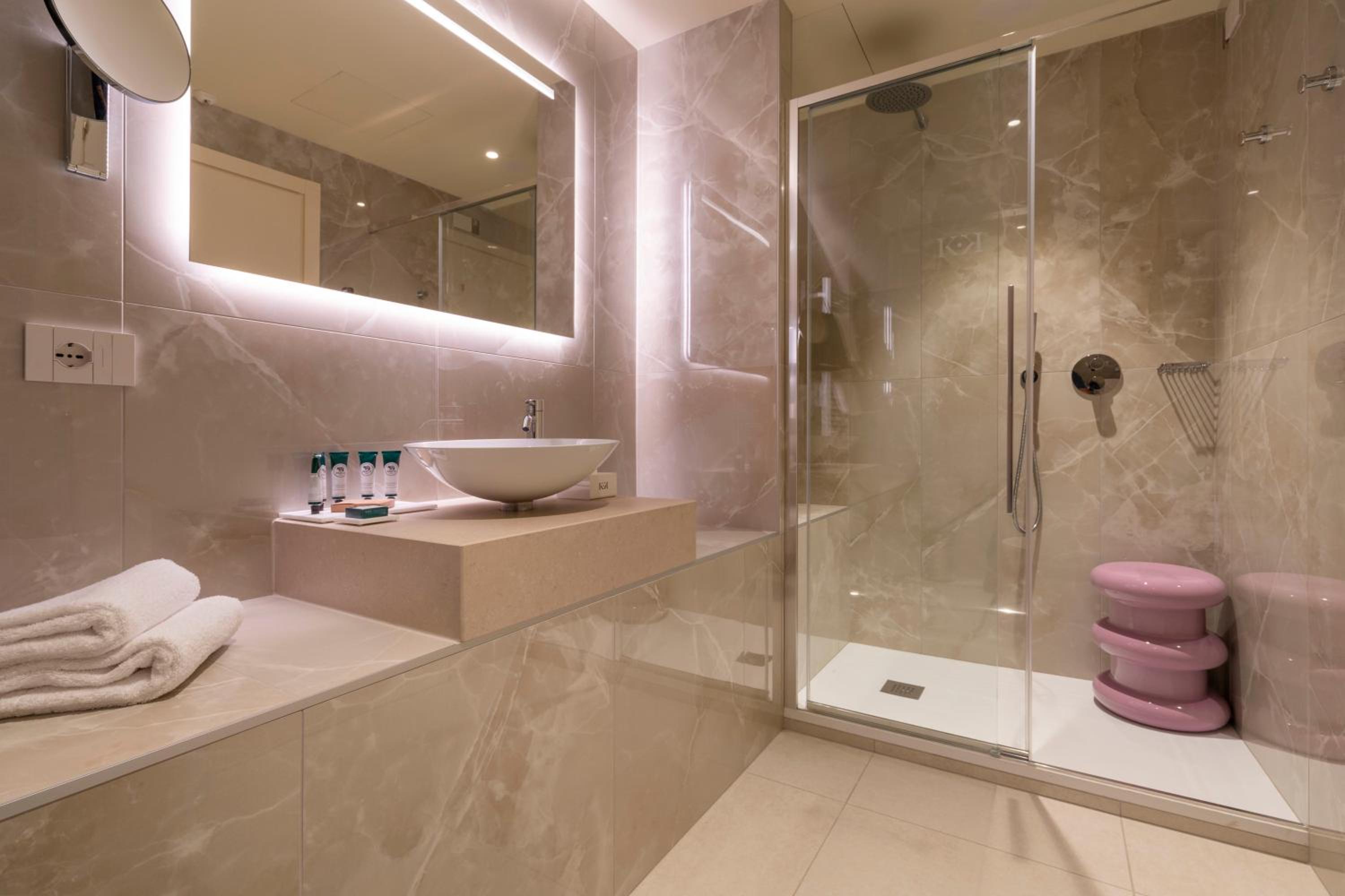 Deluxe Junior Suite photo 3
