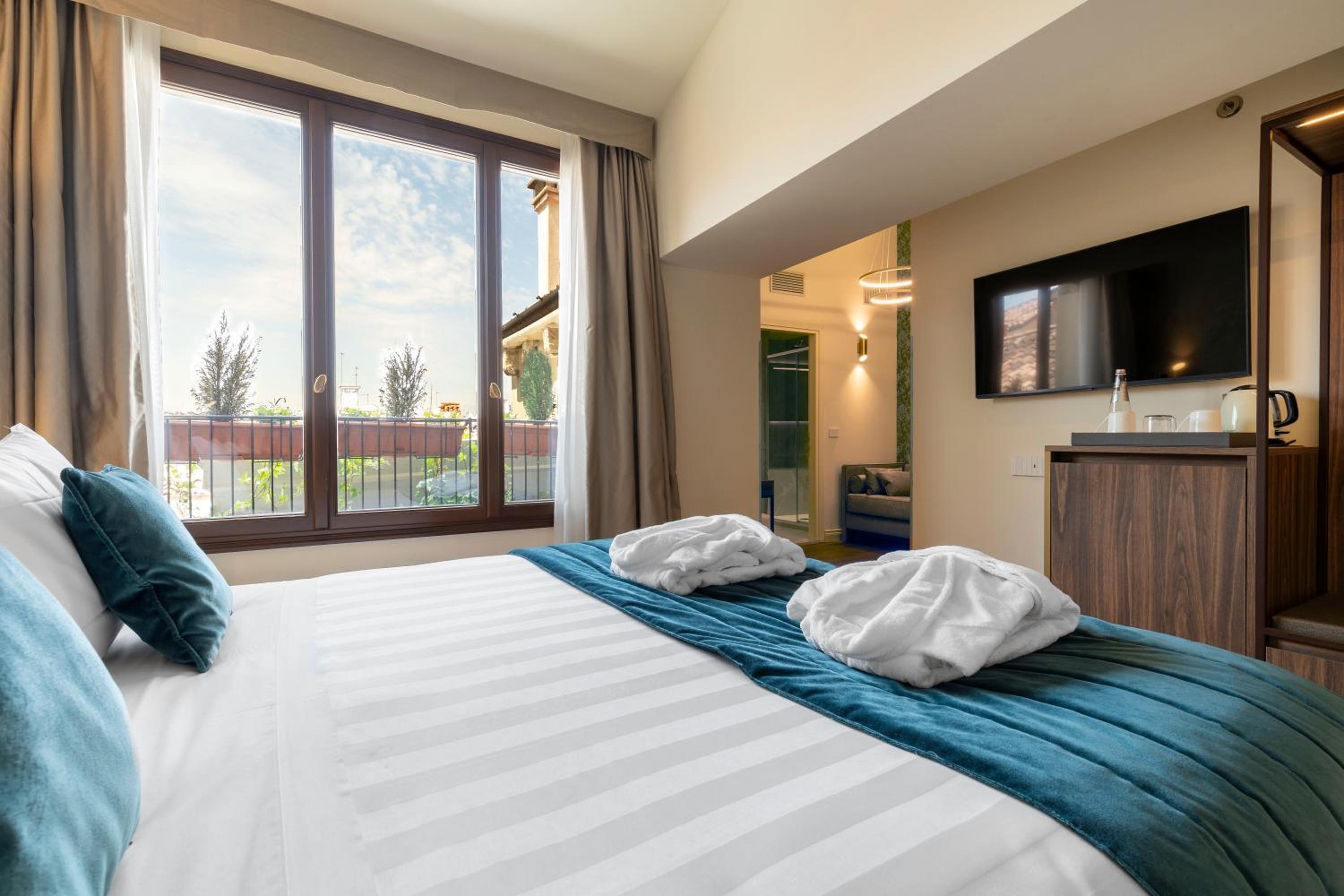 Deluxe Junior Suite photo 2