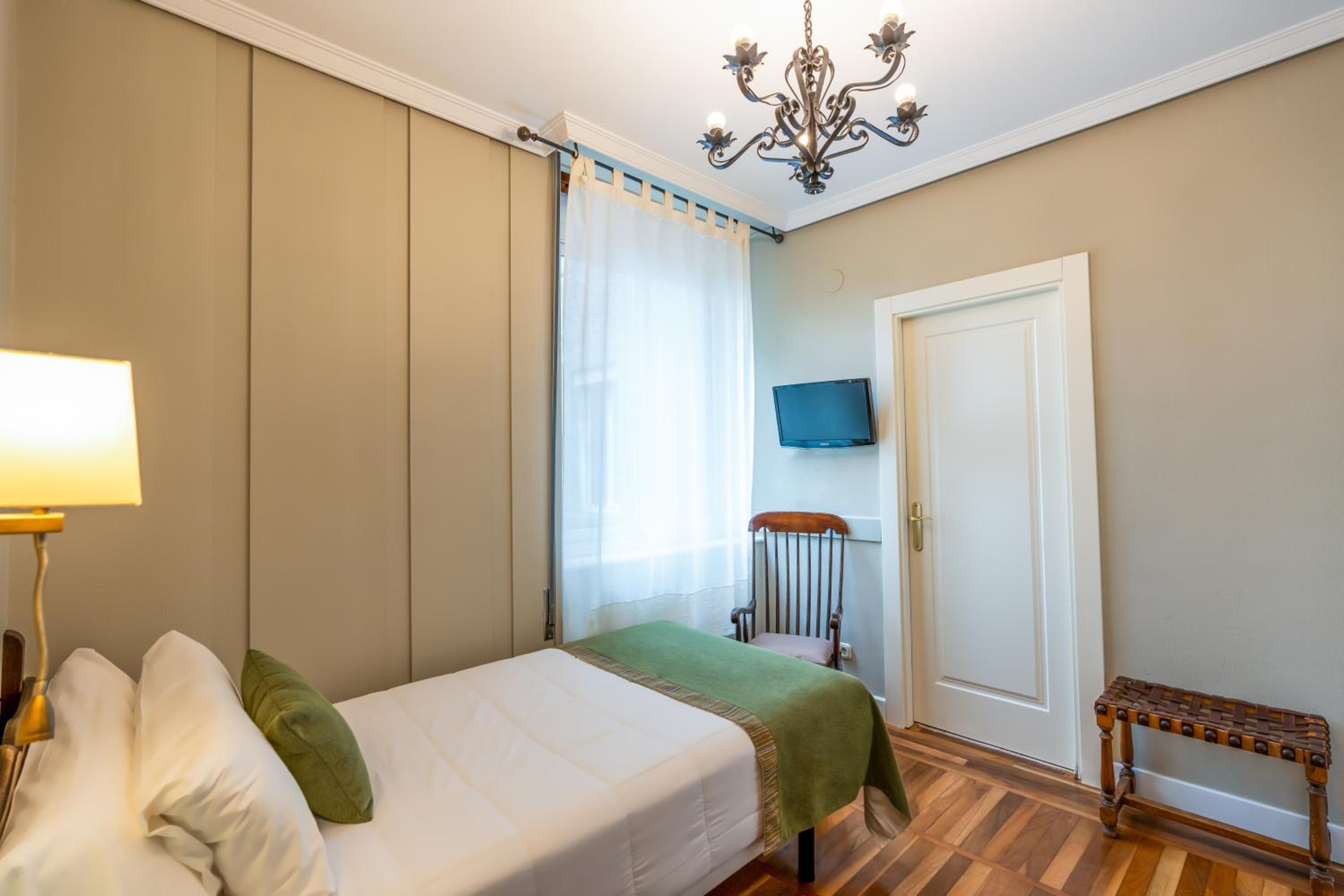 Single Room - Photo 3