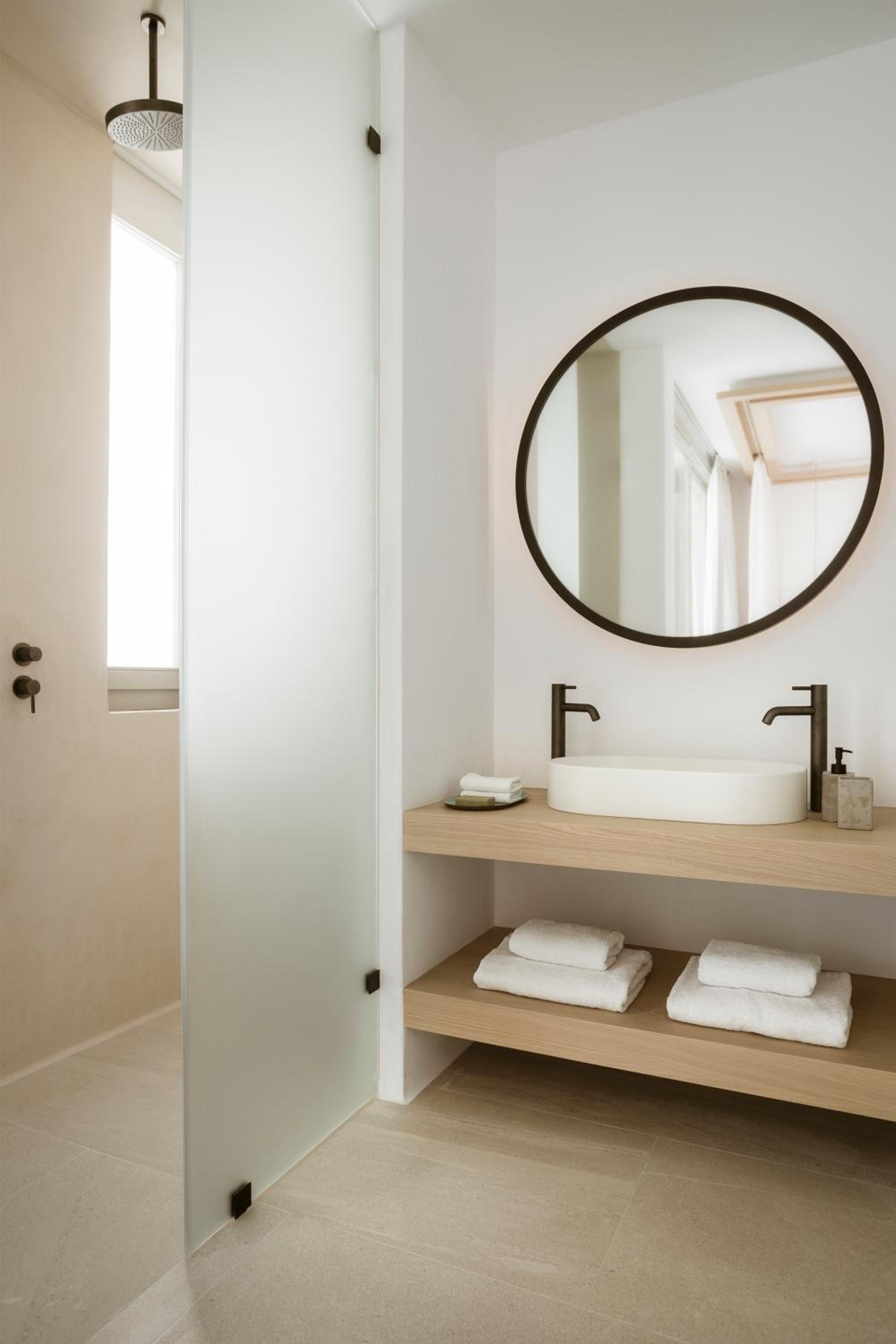 Junior Suite with Side Sea View and Jetted Tub - Photo 2