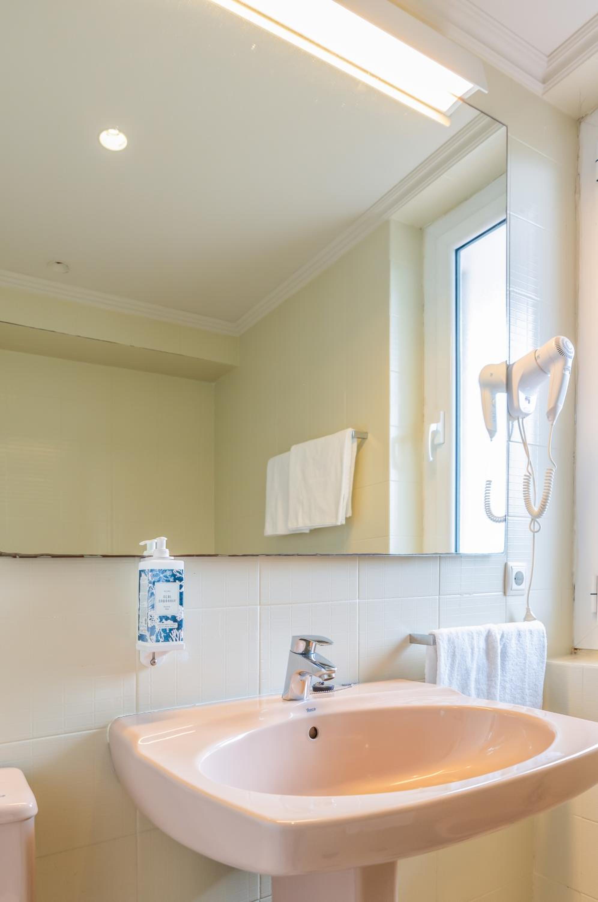 Double Room with Balcony - Photo 4