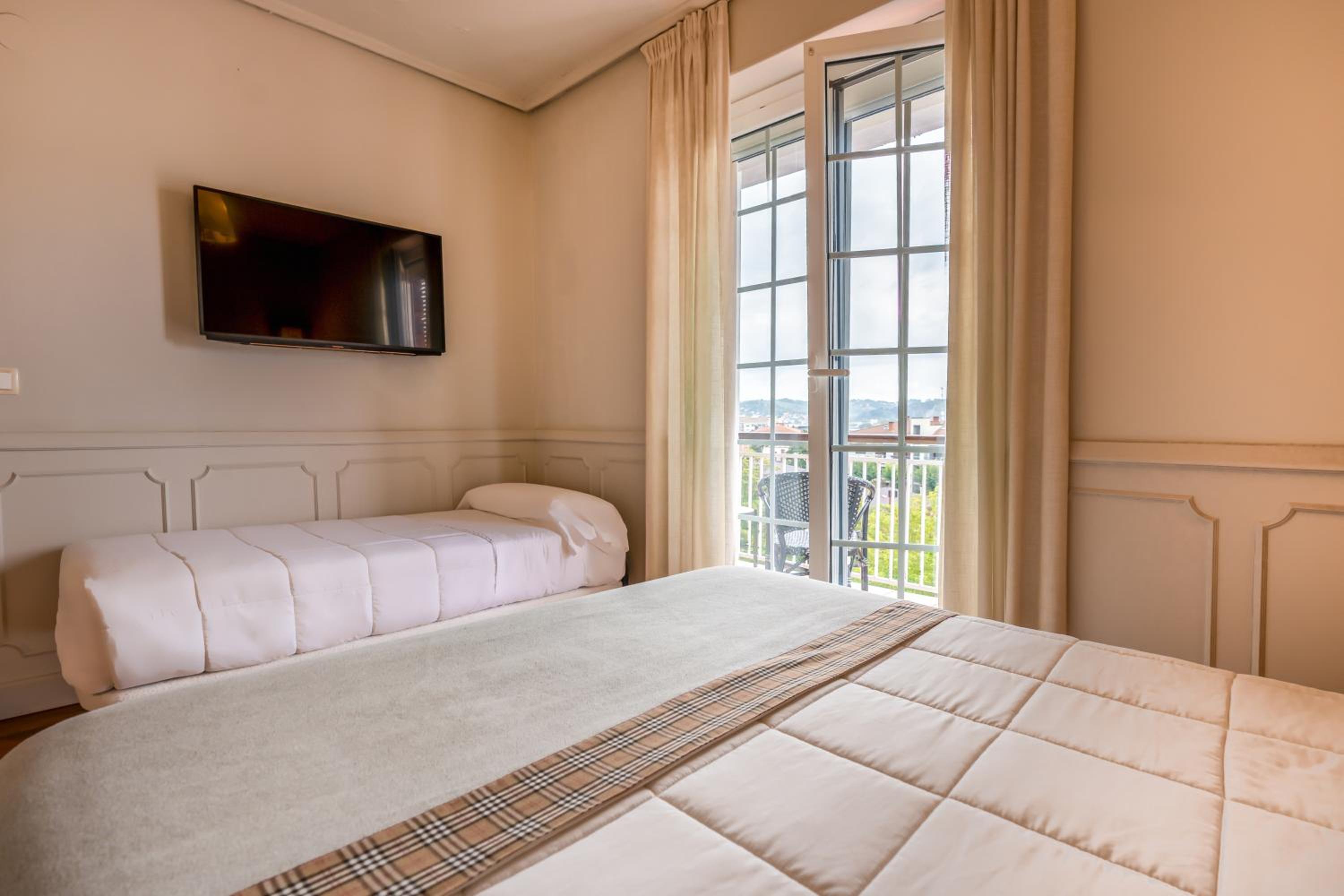 Double Room with Balcony - Photo 3